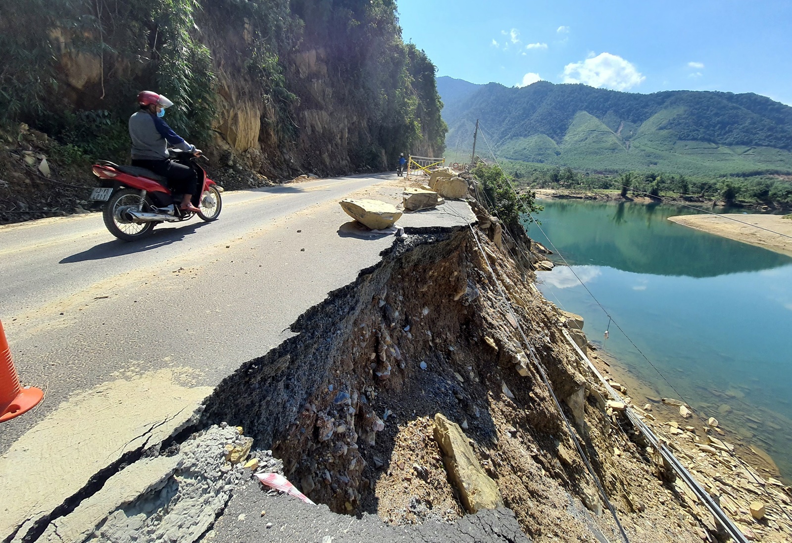 Cận cảnh sạt lở nguy hiểm, đường tỉnh lộ ở Đà Nẵng nguy cơ chia cắt - Ảnh 1.