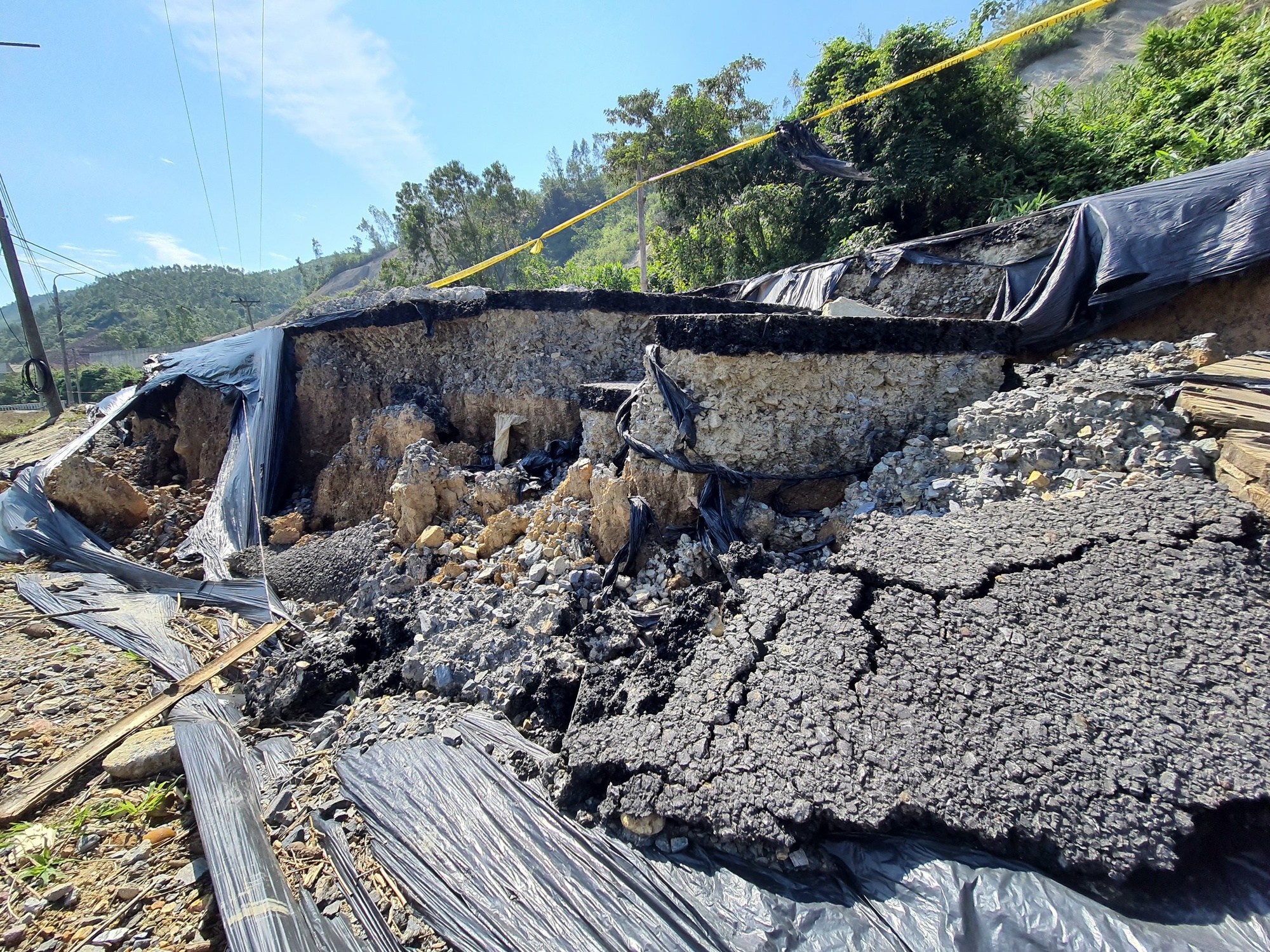 Cận cảnh sạt lở nguy hiểm, đường tỉnh lộ ở Đà Nẵng nguy cơ chia cắt - Ảnh 6.