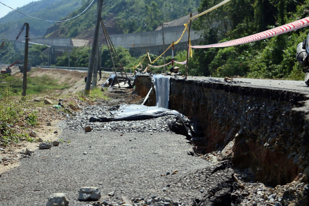 Cận cảnh sạt lở nguy hiểm, đường tỉnh lộ ở Đà Nẵng nguy cơ chia cắt - Ảnh 4.