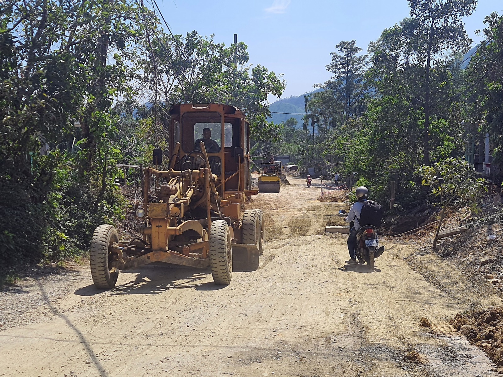 Cận cảnh sạt lở nguy hiểm, đường tỉnh lộ ở Đà Nẵng nguy cơ chia cắt - Ảnh 12.