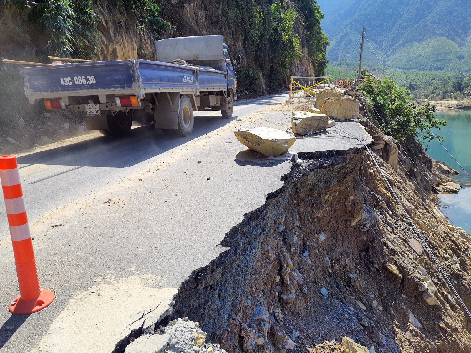 Cận cảnh sạt lở nguy hiểm, đường tỉnh lộ ở Đà Nẵng nguy cơ chia cắt - Ảnh 7.