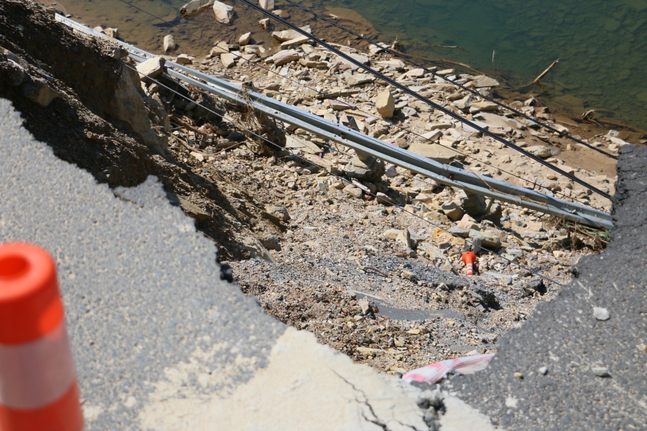 Cận cảnh sạt lở nguy hiểm, đường tỉnh lộ ở Đà Nẵng nguy cơ chia cắt - Ảnh 8.