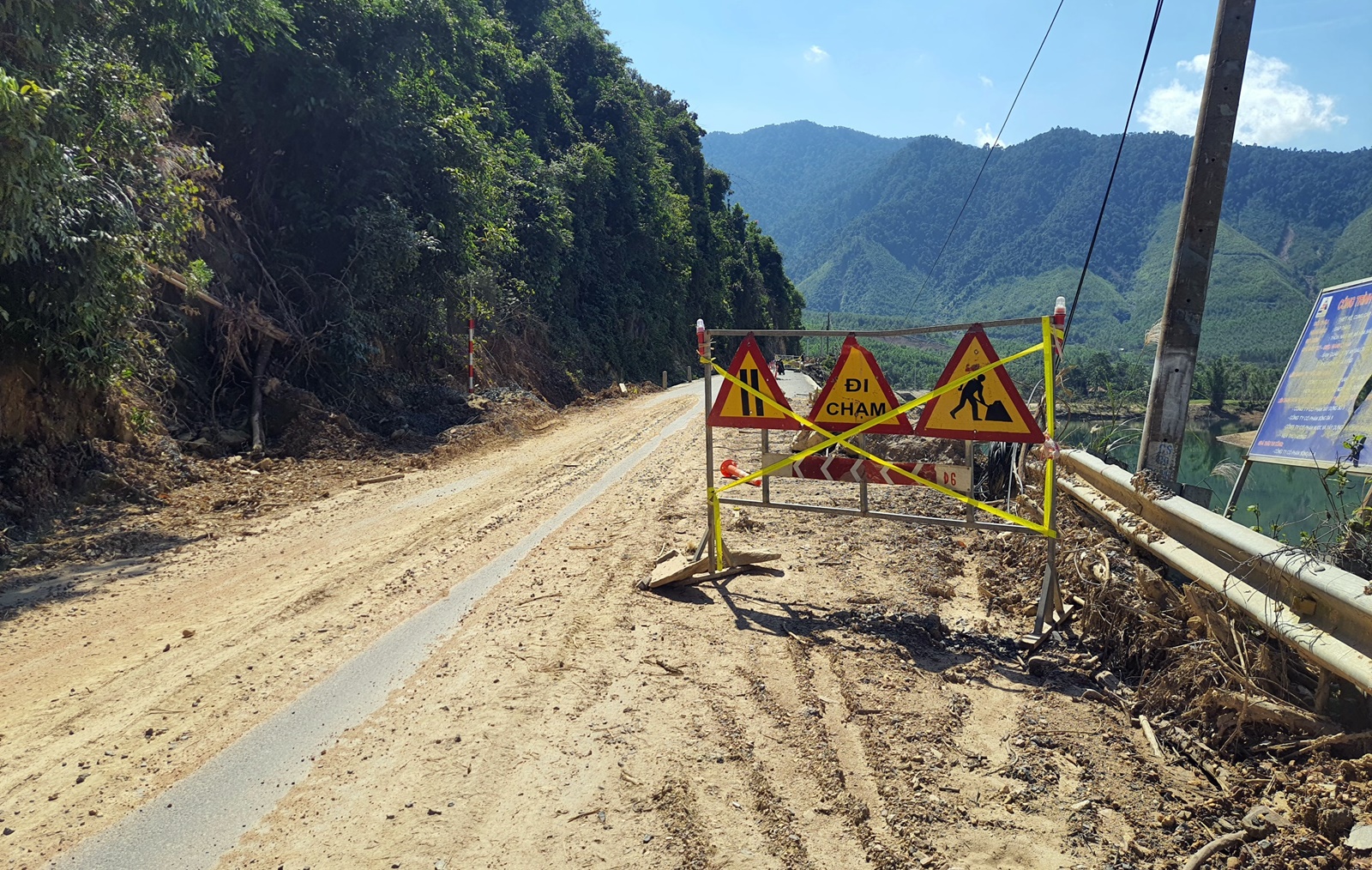 Cận cảnh sạt lở nguy hiểm, đường tỉnh lộ ở Đà Nẵng nguy cơ chia cắt - Ảnh 3.