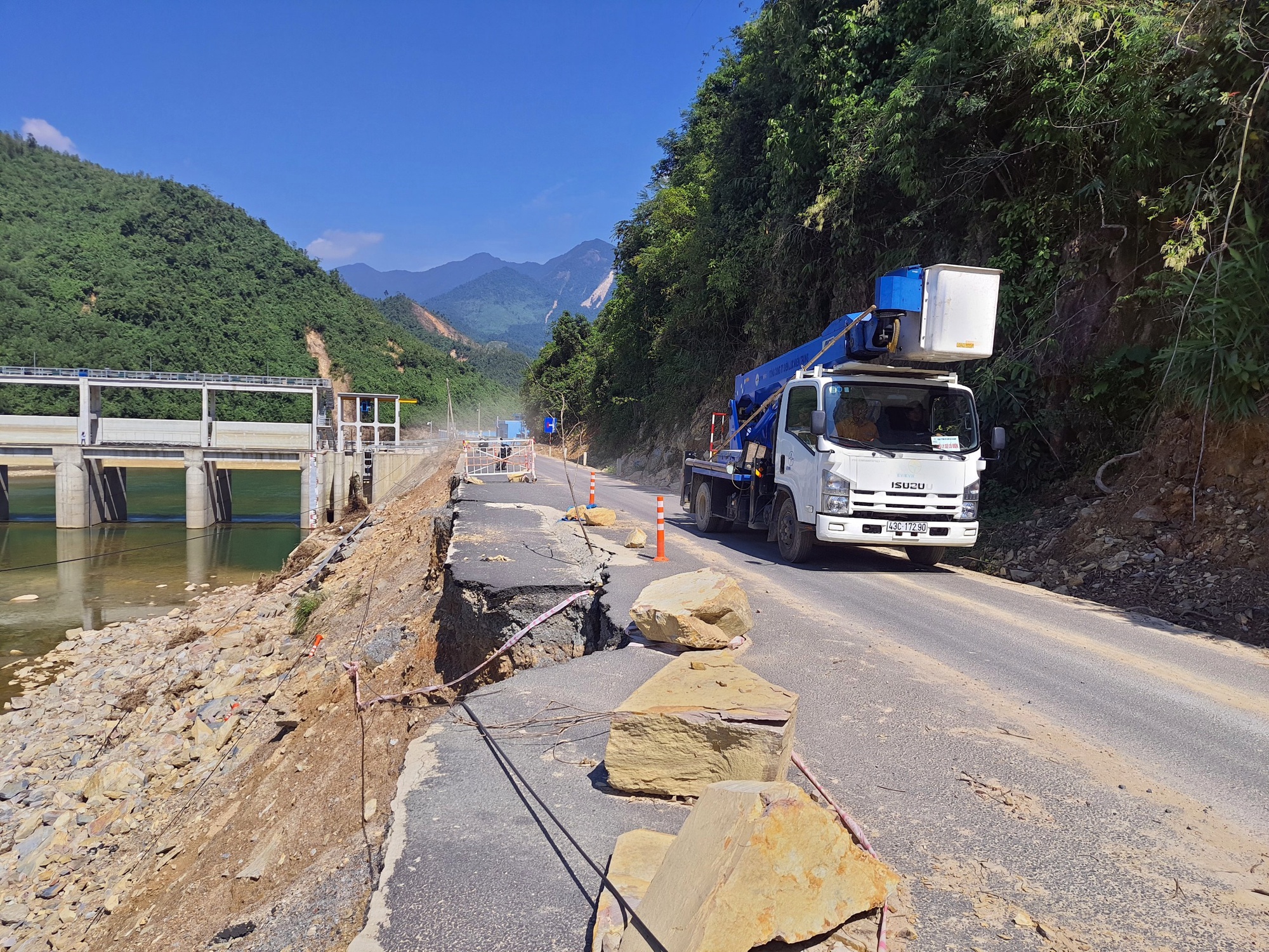 Cận cảnh sạt lở nguy hiểm, đường tỉnh lộ ở Đà Nẵng nguy cơ chia cắt - Ảnh 9.