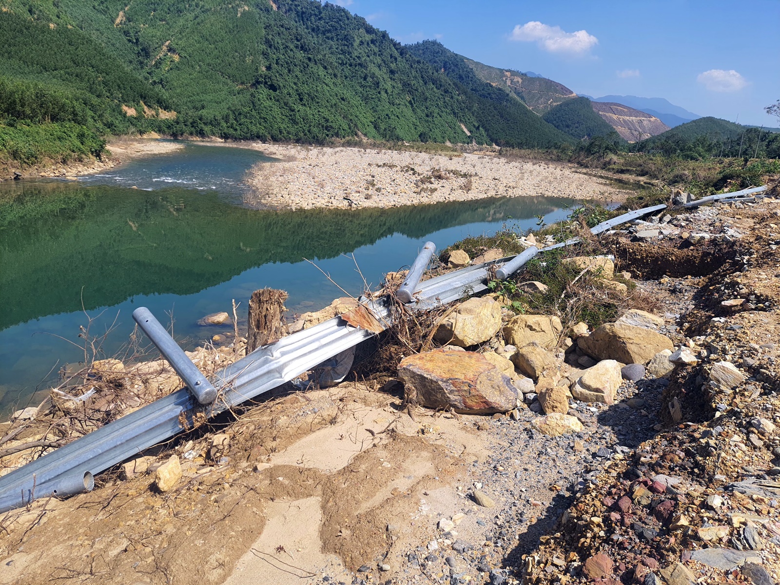 Cận cảnh sạt lở nguy hiểm, đường tỉnh lộ ở Đà Nẵng nguy cơ chia cắt - Ảnh 10.