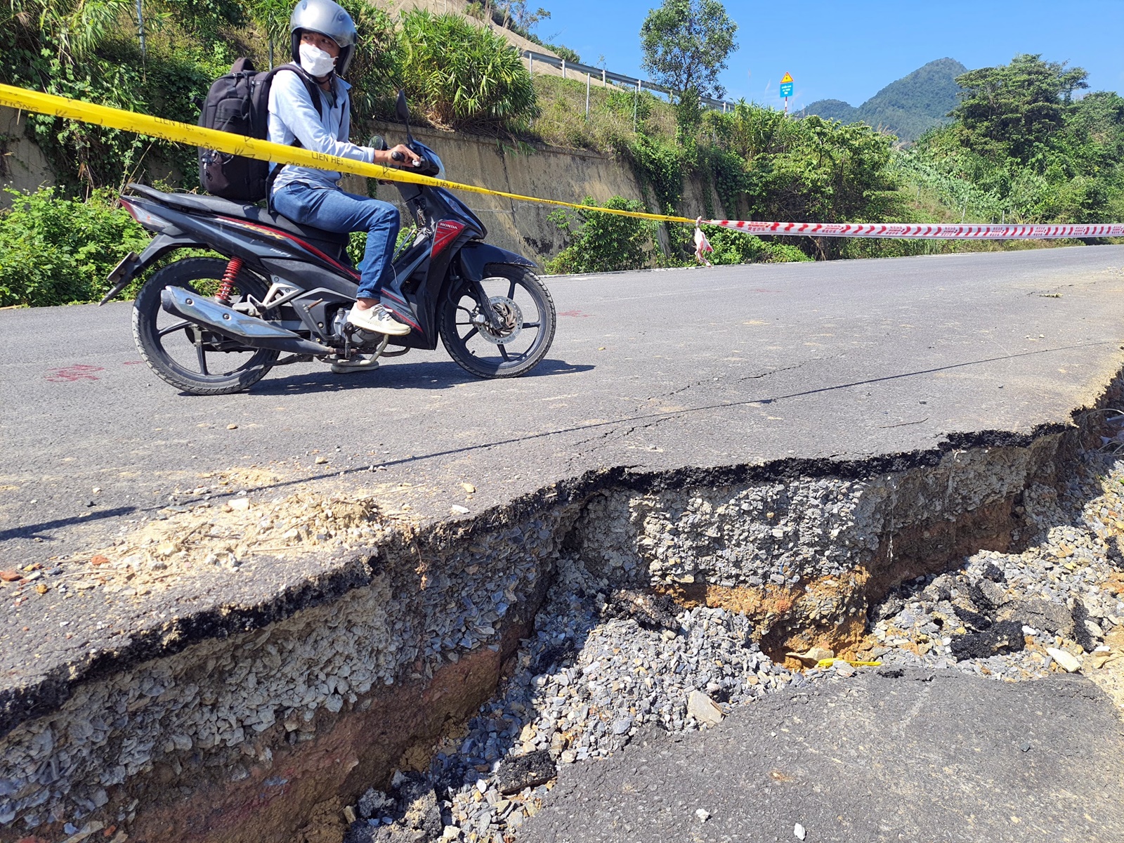 Cận cảnh sạt lở nguy hiểm, đường tỉnh lộ ở Đà Nẵng nguy cơ chia cắt - Ảnh 5.