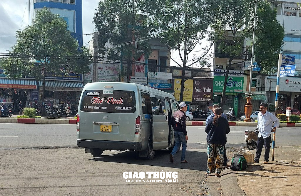 Đắk Lắk: Nhan nhãn xe hợp đồng trá hình - Ảnh 1.