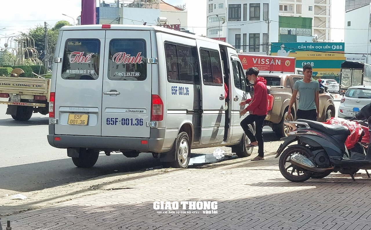 Xe khách trá hình lộng hành ở Đăk Lăk: Xe buyt, xe tuyên cô đinh "kêu cưu" - Ảnh 1.