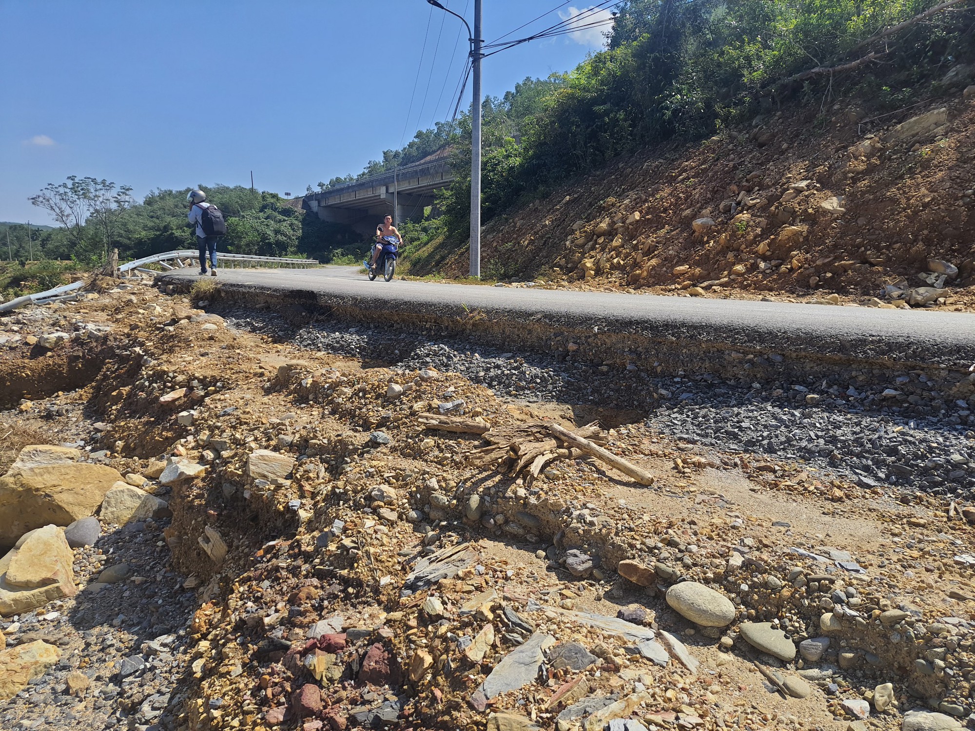 Cận cảnh sạt lở nguy hiểm, đường tỉnh lộ ở Đà Nẵng nguy cơ chia cắt - Ảnh 11.
