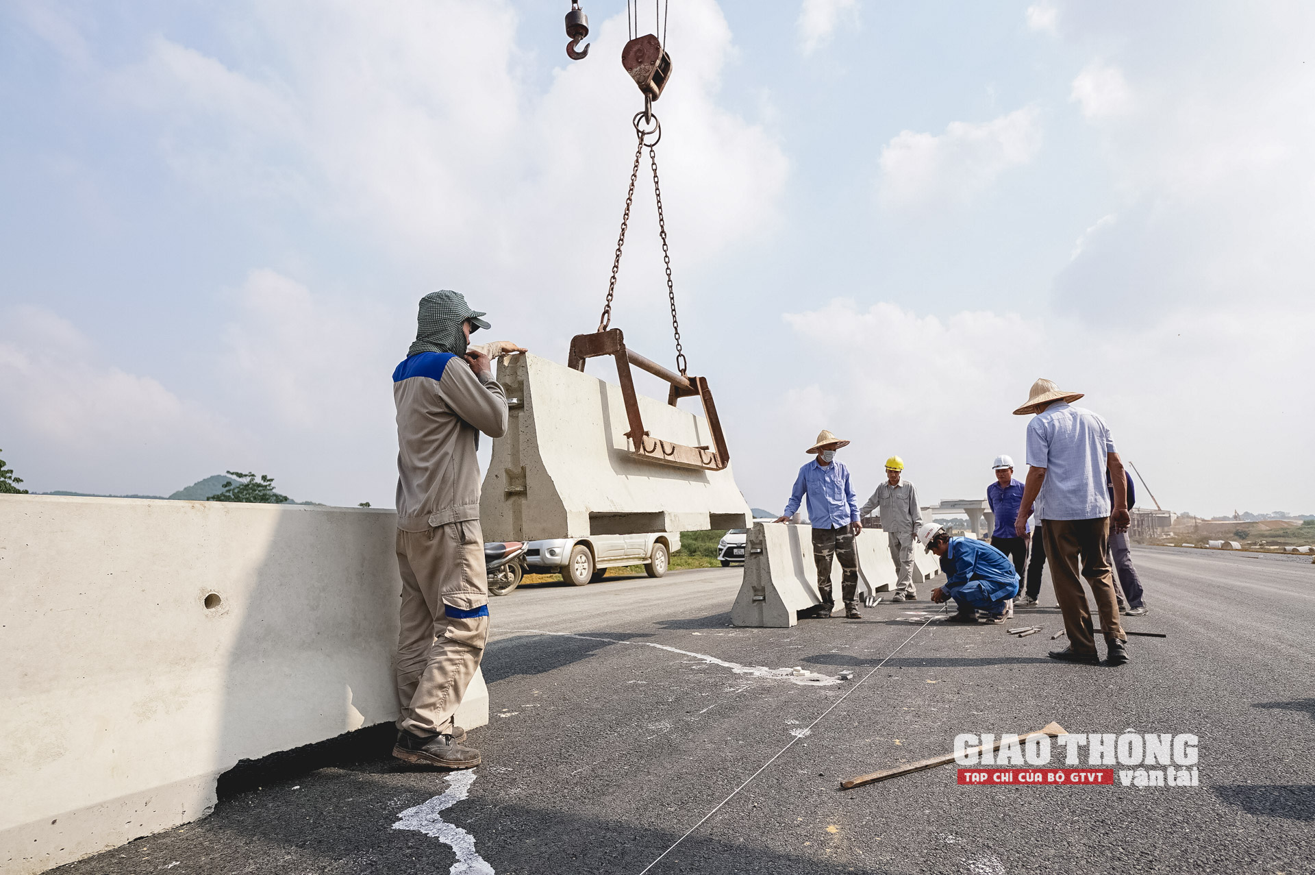 Bộ trưởng Nguyễn Văn Thắng "chốt" hạn khởi công 25 gói thầu cao tốc Bắc - Nam  - Ảnh 2.