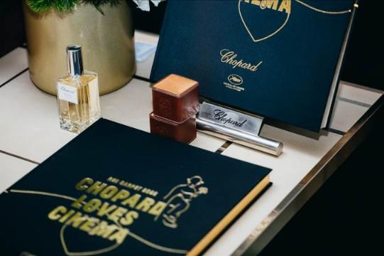 photo-1669776191327 photo-1669776191327