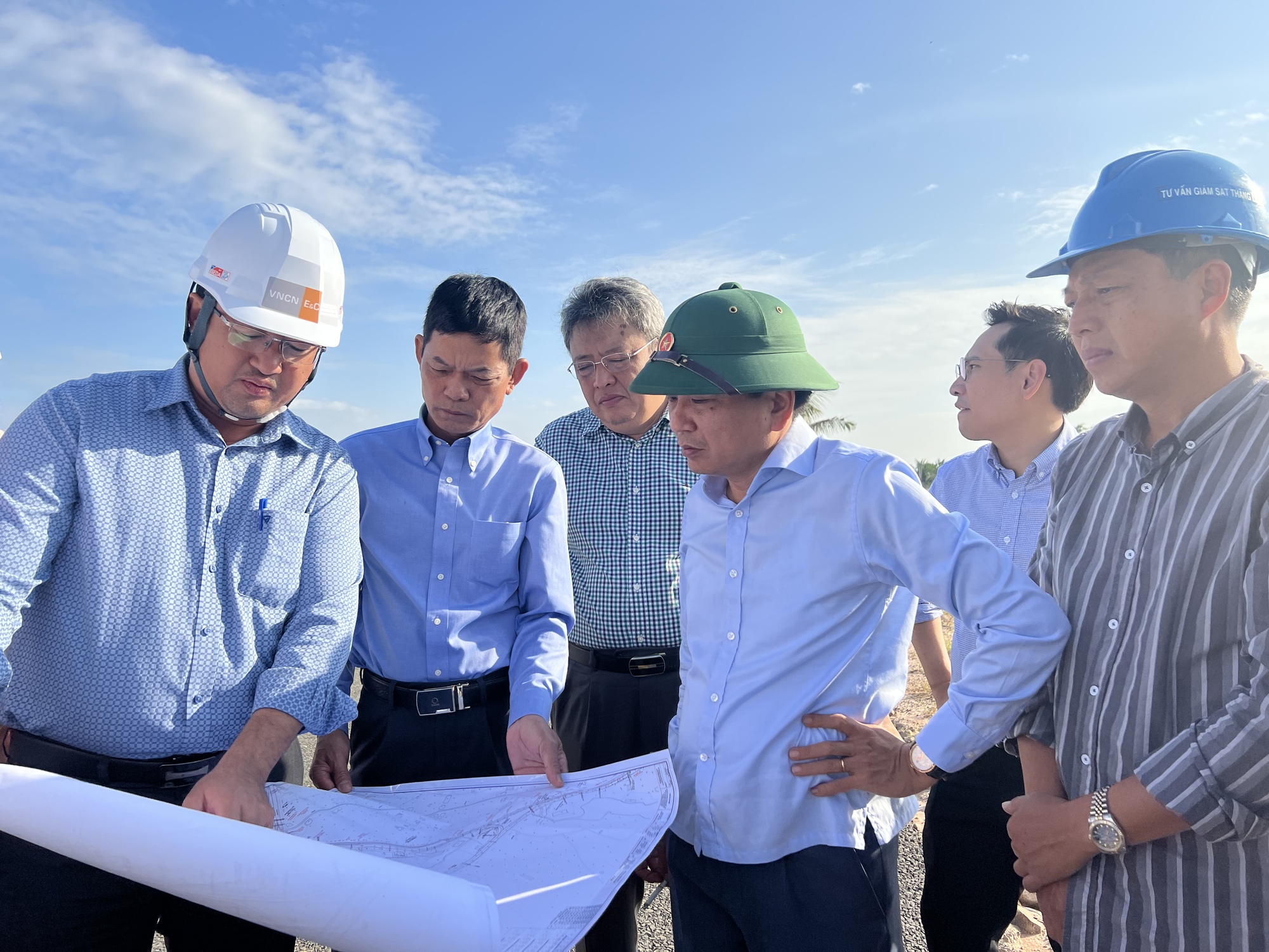 Dồn lực thi công bù tiến độ cao tốc Vĩnh Hảo - Phan Thiết - Ảnh 1.