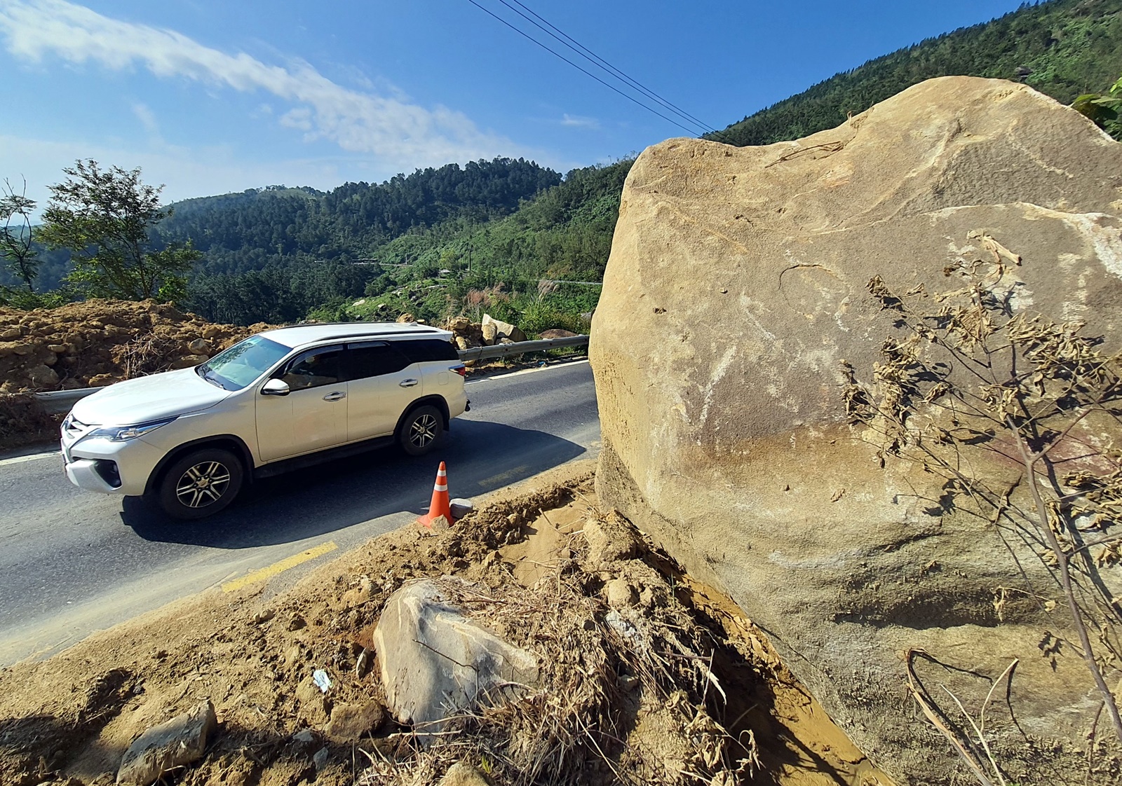 Chùm ảnh: Còn nhiều điểm sạt lở nguy hiểm, nguy cơ mất ATGT đường đèo Hải Vân - Ảnh 1.