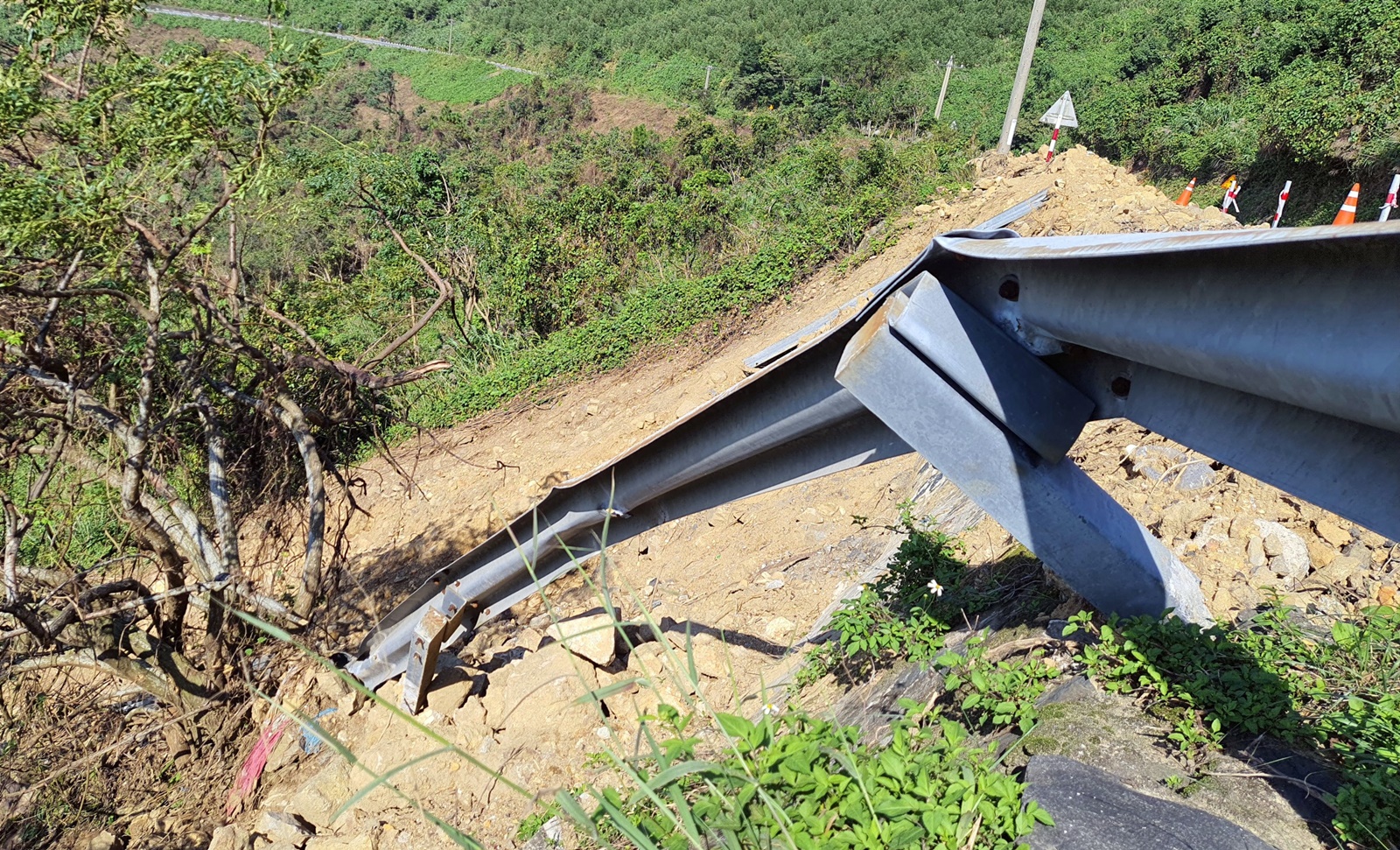 Chùm ảnh: Còn nhiều điểm sạt lở nguy hiểm, nguy cơ mất ATGT đường đèo Hải Vân - Ảnh 8.