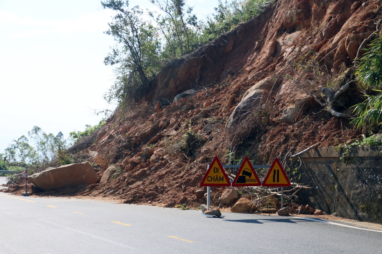 Chùm ảnh: Còn nhiều điểm sạt lở nguy hiểm, nguy cơ mất ATGT đường đèo Hải Vân - Ảnh 12.