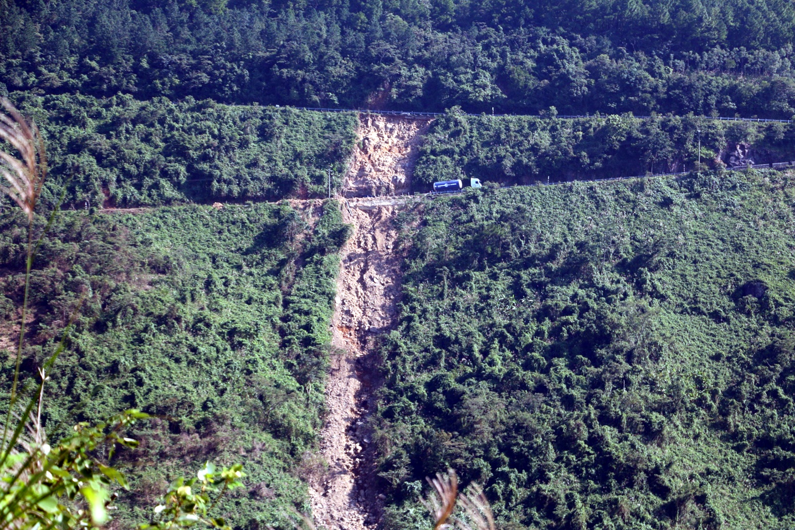 Chùm ảnh: Còn nhiều điểm sạt lở nguy hiểm, nguy cơ mất ATGT đường đèo Hải Vân - Ảnh 9.