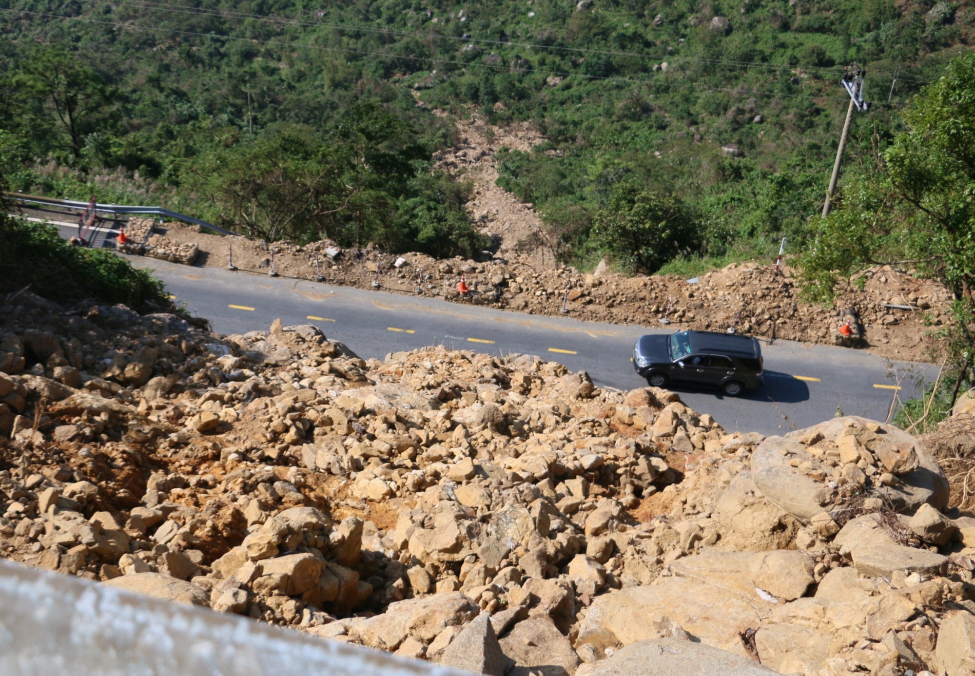 Chùm ảnh: Còn nhiều điểm sạt lở nguy hiểm, nguy cơ mất ATGT đường đèo Hải Vân - Ảnh 11.