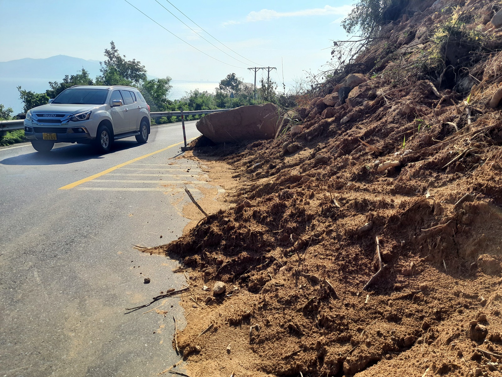 Chùm ảnh: Còn nhiều điểm sạt lở nguy hiểm, nguy cơ mất ATGT đường đèo Hải Vân - Ảnh 4.