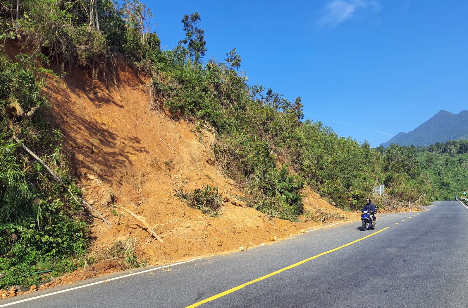 Chùm ảnh: Còn nhiều điểm sạt lở nguy hiểm, nguy cơ mất ATGT đường đèo Hải Vân - Ảnh 6.