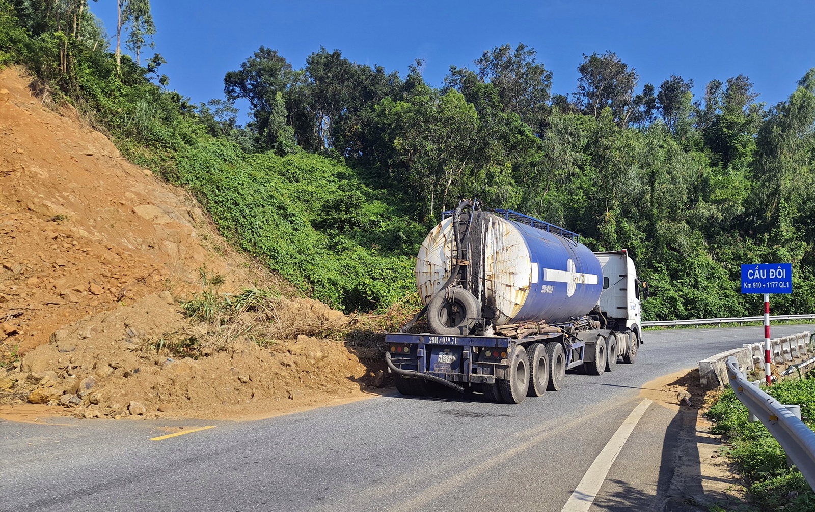 Chùm ảnh: Còn nhiều điểm sạt lở nguy hiểm, nguy cơ mất ATGT đường đèo Hải Vân - Ảnh 10.