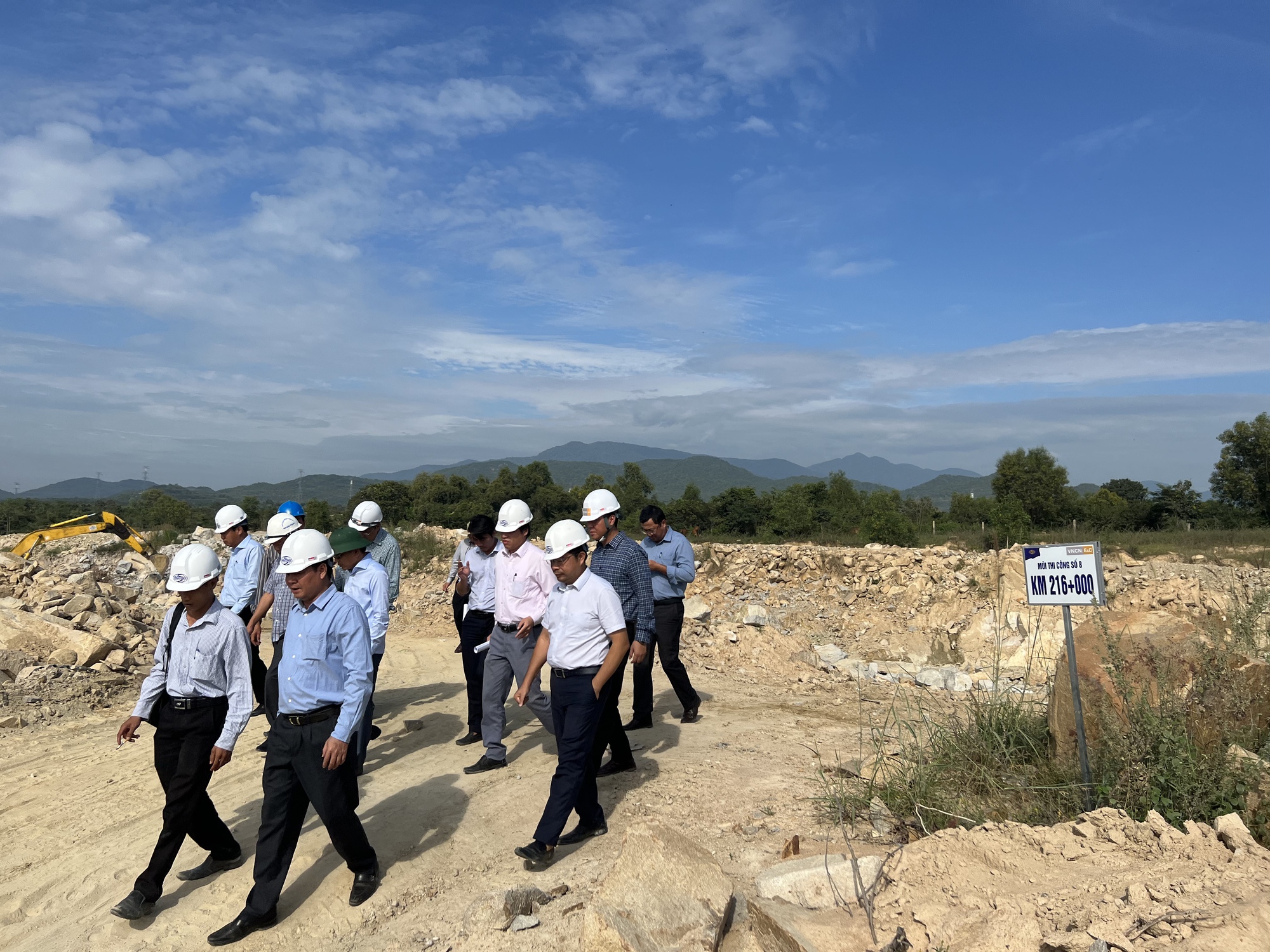 Dồn lực thi công bù tiến độ cao tốc Vĩnh Hảo - Phan Thiết - Ảnh 3.