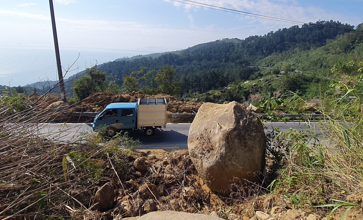 Chùm ảnh: Còn nhiều điểm sạt lở nguy hiểm, nguy cơ mất ATGT đường đèo Hải Vân - Ảnh 13.