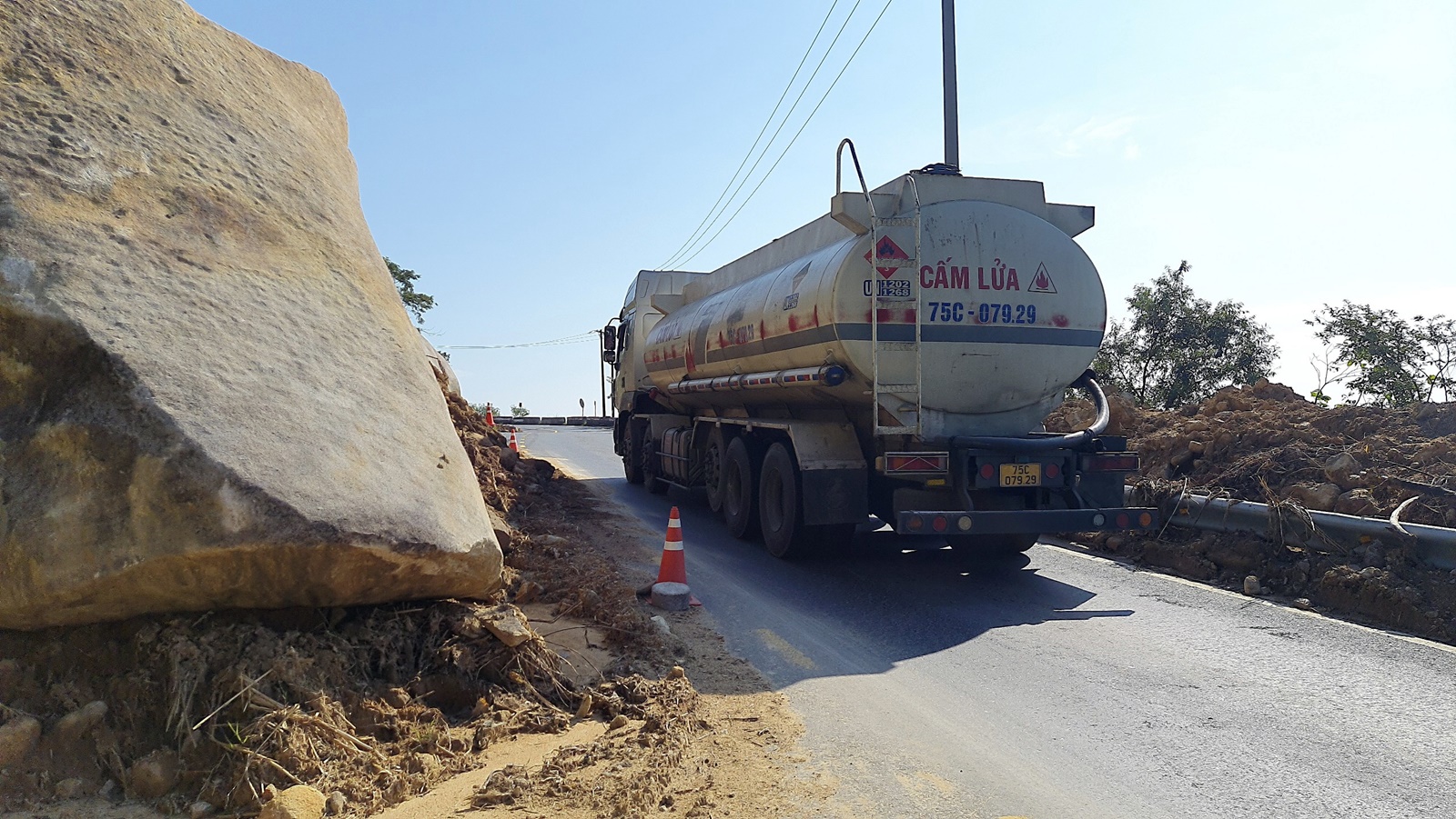 Chùm ảnh: Còn nhiều điểm sạt lở nguy hiểm, nguy cơ mất ATGT đường đèo Hải Vân - Ảnh 5.