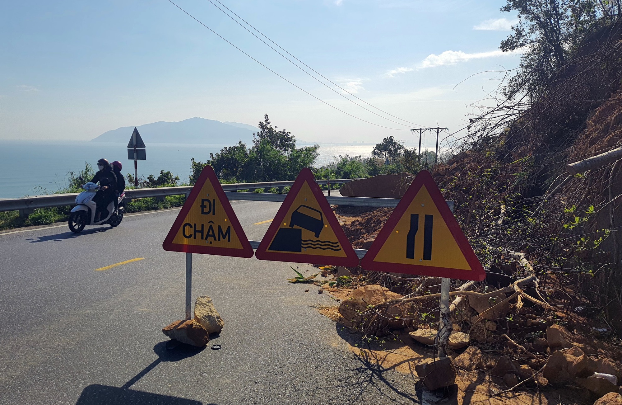 Chùm ảnh: Còn nhiều điểm sạt lở nguy hiểm, nguy cơ mất ATGT đường đèo Hải Vân - Ảnh 14.