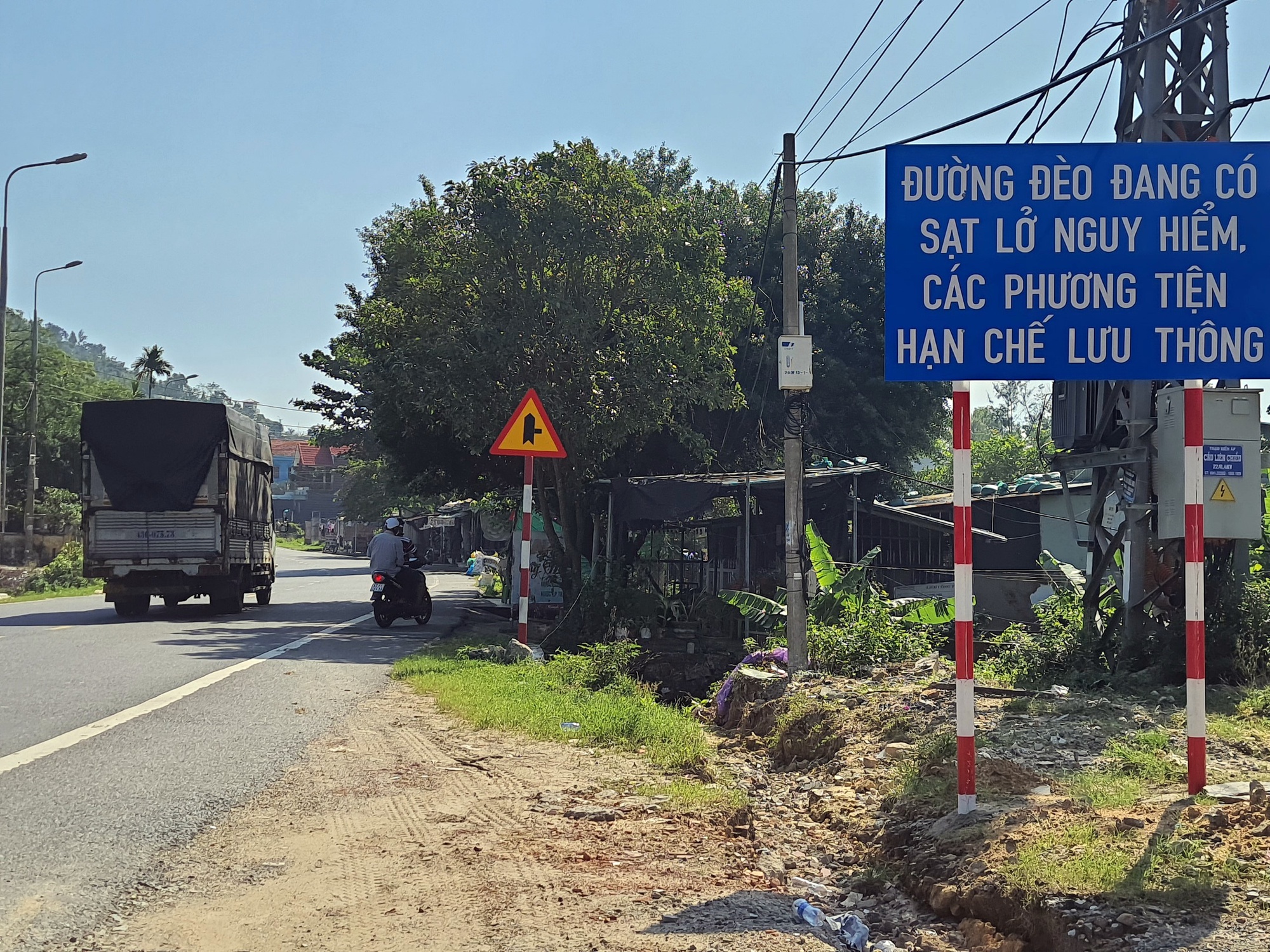 Chùm ảnh: Còn nhiều điểm sạt lở nguy hiểm, nguy cơ mất ATGT đường đèo Hải Vân - Ảnh 3.