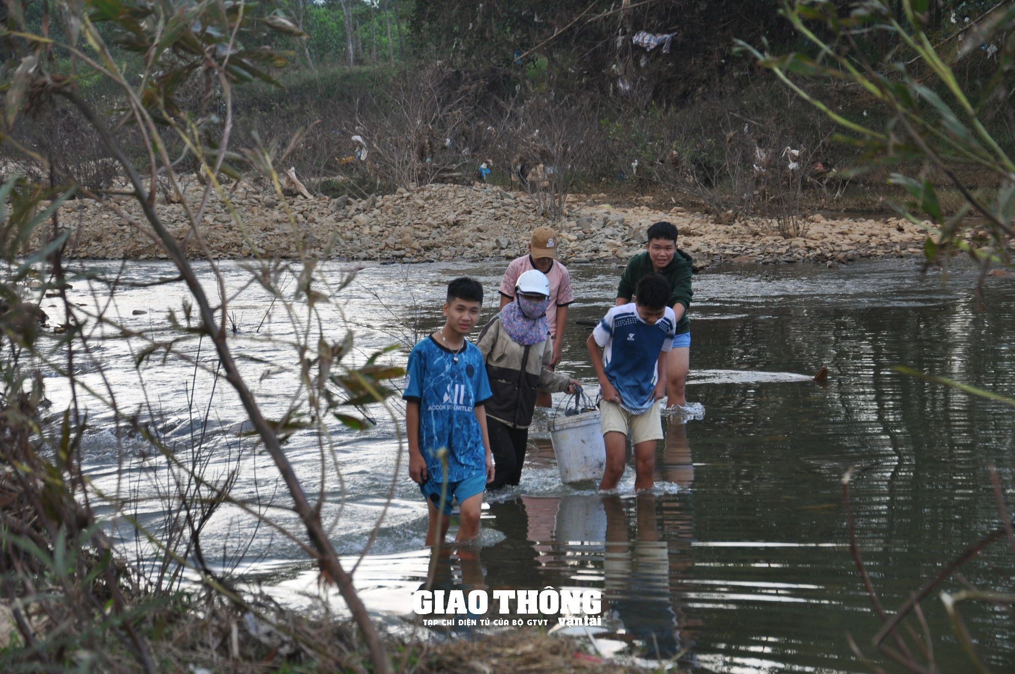 Công trình cầu bất ngờ sụp lún ở Quảng Nam: Khắc phục, đảm bảo giao thông thế nào? - Ảnh 7. Công trình cầu bất ngờ sụp lún ở Quảng Nam: Khắc phục, đảm bảo giao thông thế nào? - Ảnh 7.