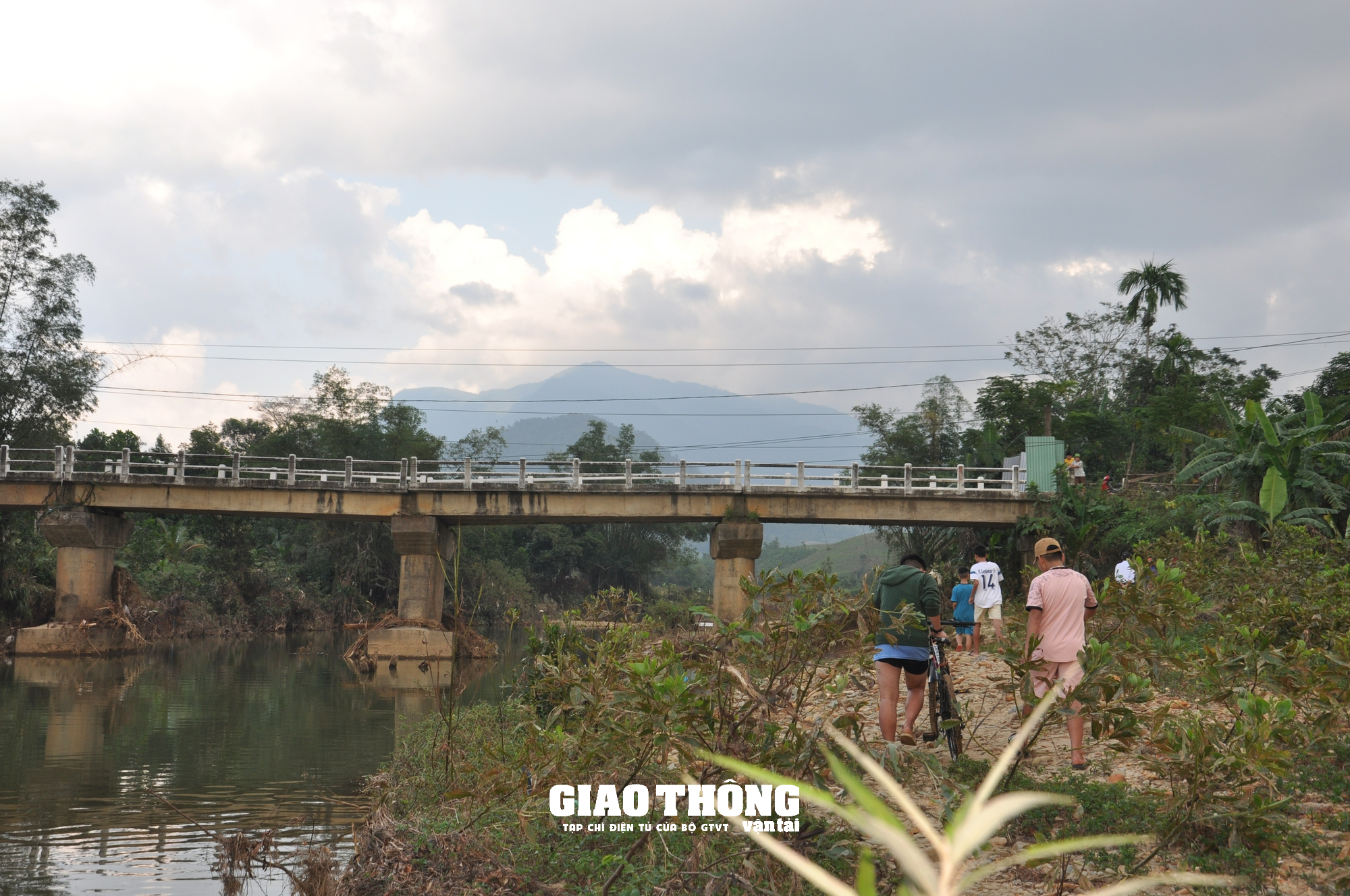 Công trình cầu bất ngờ sụp lún ở Quảng Nam: Khắc phục, đảm bảo giao thông thế nào? - Ảnh 8. Công trình cầu bất ngờ sụp lún ở Quảng Nam: Khắc phục, đảm bảo giao thông thế nào? - Ảnh 8.