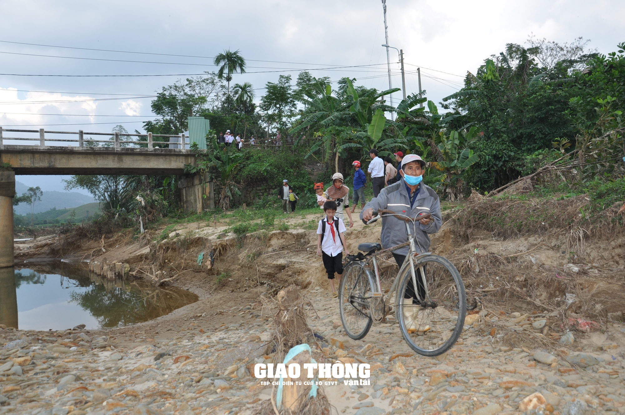 Công trình cầu bất ngờ sụp lún ở Quảng Nam: Khắc phục, đảm bảo giao thông thế nào? - Ảnh 9. Công trình cầu bất ngờ sụp lún ở Quảng Nam: Khắc phục, đảm bảo giao thông thế nào? - Ảnh 9.