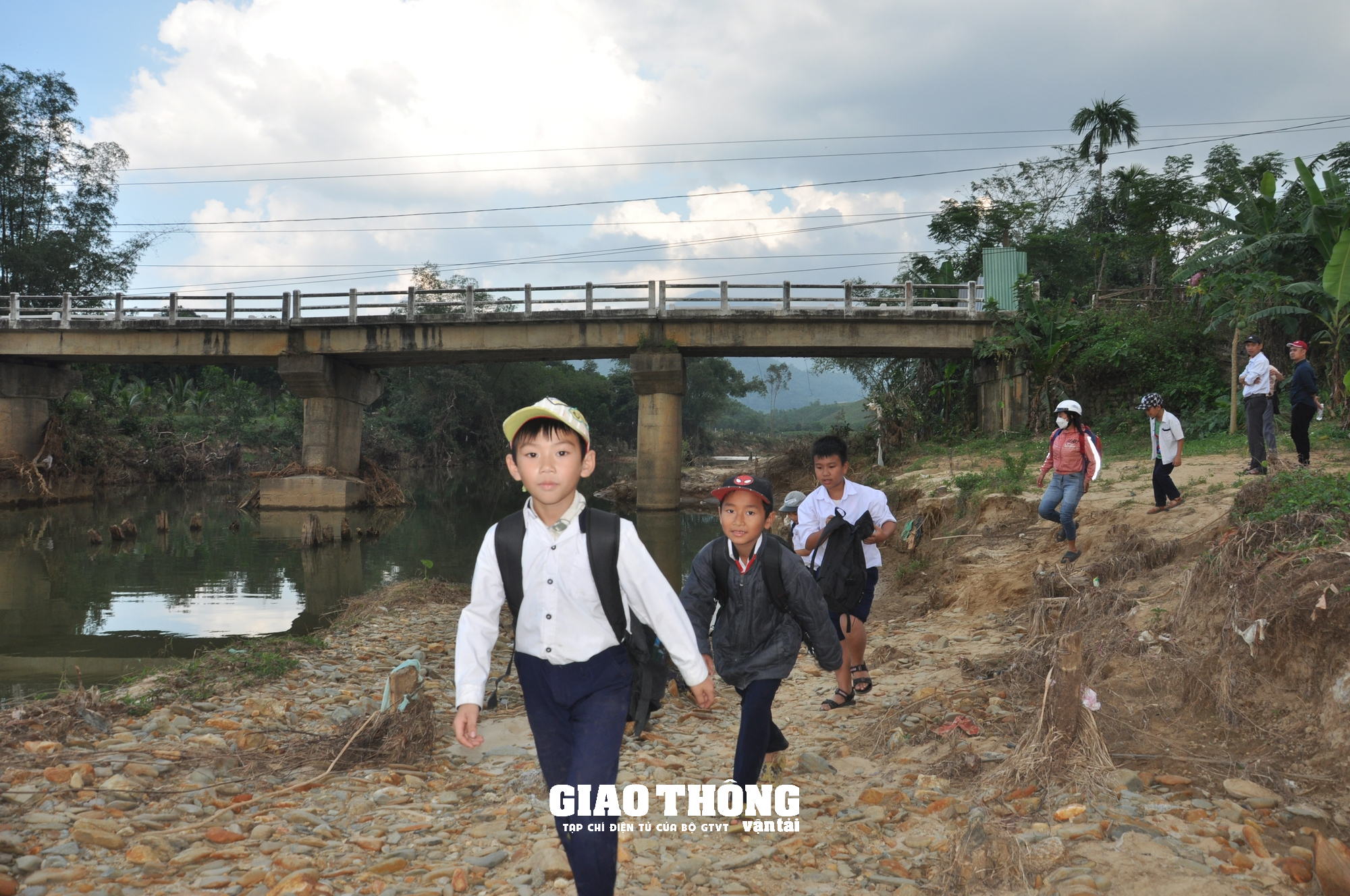 Công trình cầu bất ngờ sụp lún ở Quảng Nam: Khắc phục, đảm bảo giao thông thế nào? - Ảnh 10. Công trình cầu bất ngờ sụp lún ở Quảng Nam: Khắc phục, đảm bảo giao thông thế nào? - Ảnh 10.