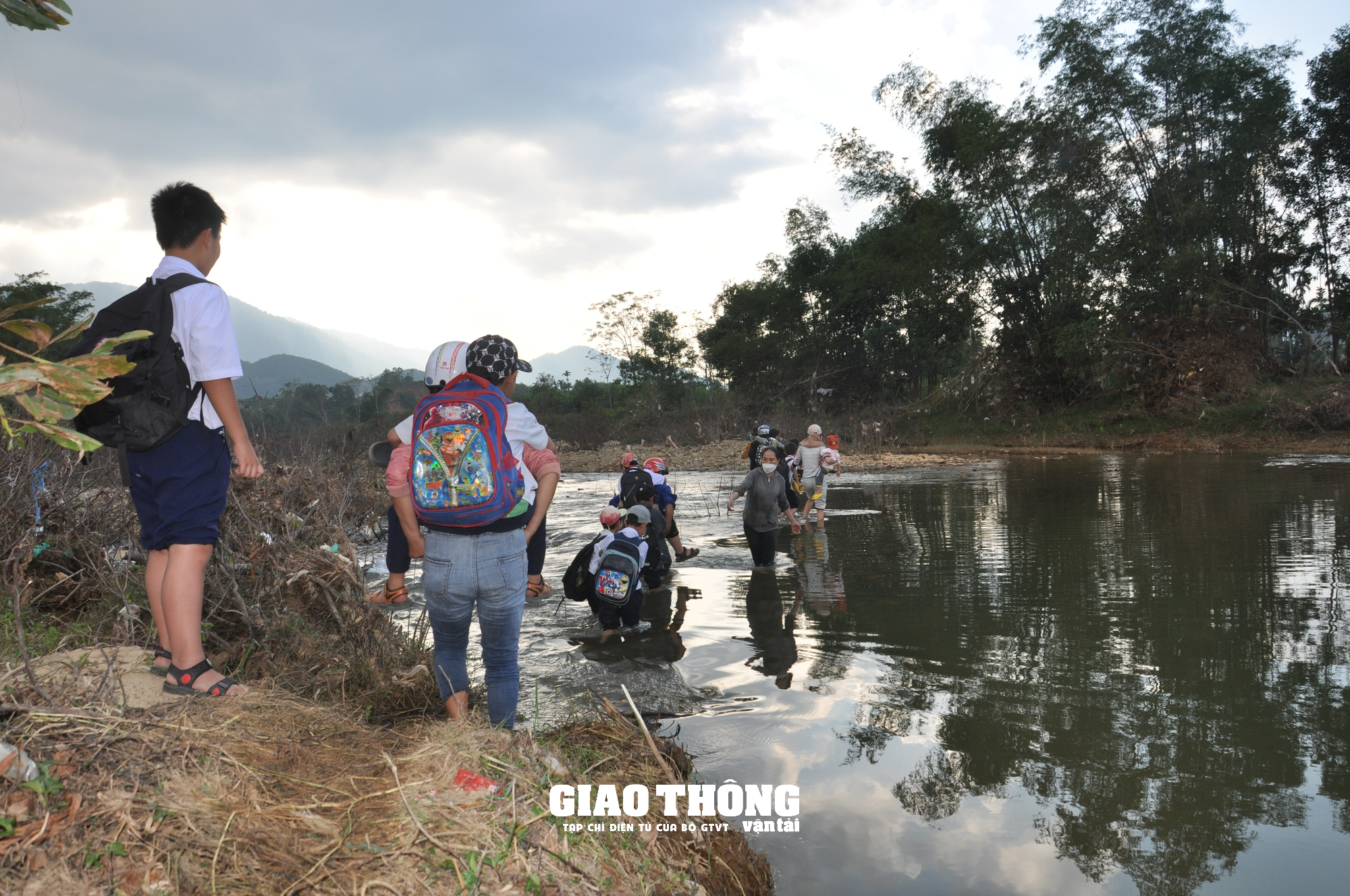 Công trình cầu bất ngờ sụp lún ở Quảng Nam: Khắc phục, đảm bảo giao thông thế nào? - Ảnh 11. Công trình cầu bất ngờ sụp lún ở Quảng Nam: Khắc phục, đảm bảo giao thông thế nào? - Ảnh 11.