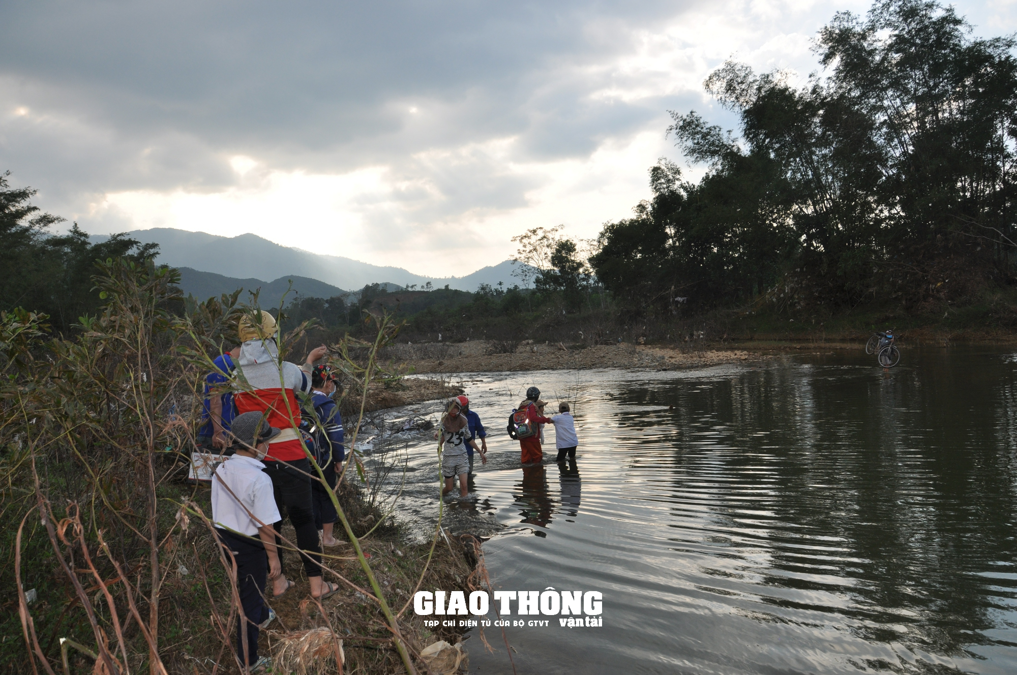 Công trình cầu bất ngờ sụp lún ở Quảng Nam: Khắc phục, đảm bảo giao thông thế nào? - Ảnh 12. Công trình cầu bất ngờ sụp lún ở Quảng Nam: Khắc phục, đảm bảo giao thông thế nào? - Ảnh 12.
