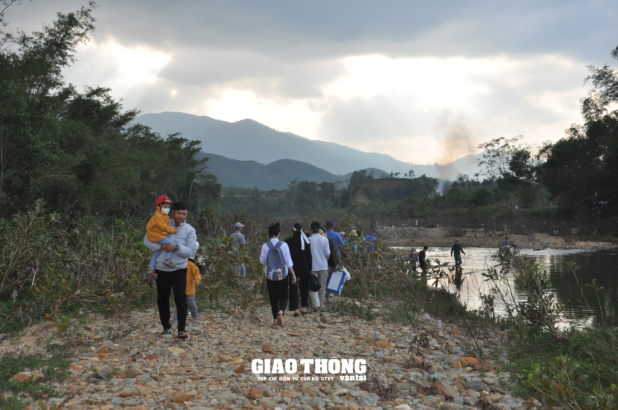 Công trình cầu bất ngờ sụp lún ở Quảng Nam: Khắc phục, đảm bảo giao thông thế nào? - Ảnh 7. Công trình cầu bất ngờ sụp lún ở Quảng Nam: Khắc phục, đảm bảo giao thông thế nào? - Ảnh 7.