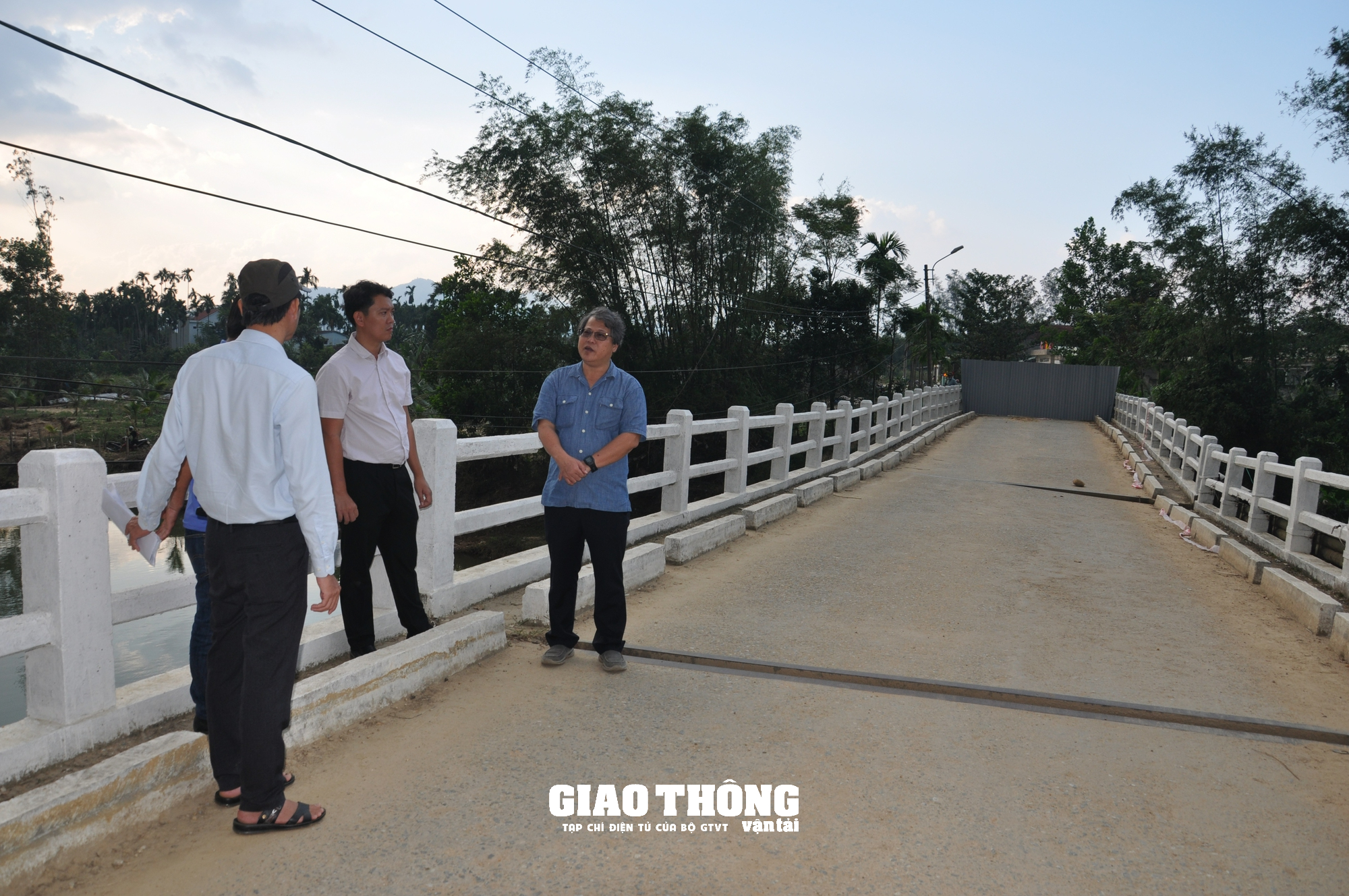 Công trình cầu bất ngờ sụp lún ở Quảng Nam: Khắc phục, đảm bảo giao thông thế nào? - Ảnh 3. Công trình cầu bất ngờ sụp lún ở Quảng Nam: Khắc phục, đảm bảo giao thông thế nào? - Ảnh 3.