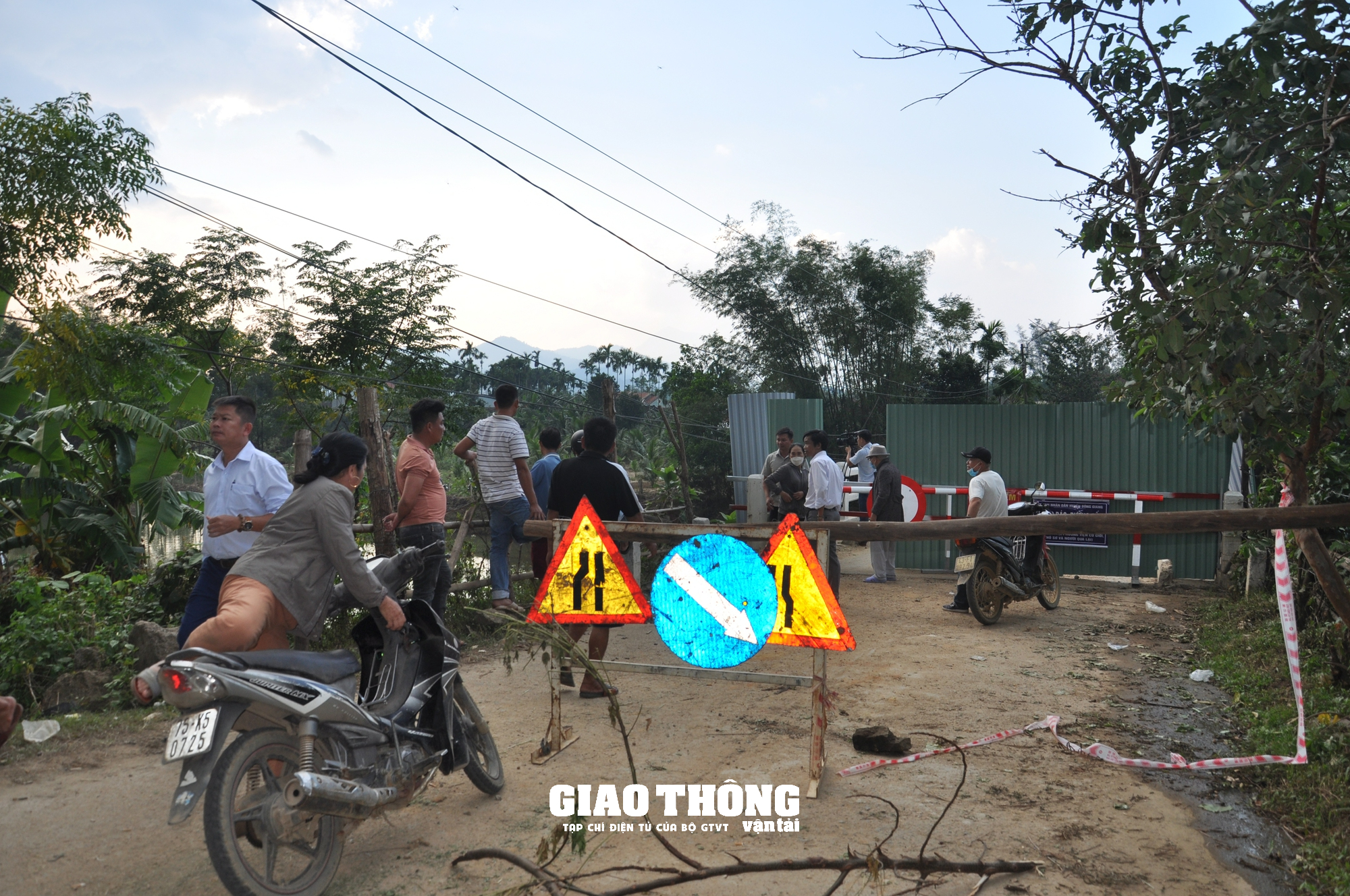 Công trình cầu bất ngờ sụp lún ở Quảng Nam: Khắc phục, đảm bảo giao thông thế nào? - Ảnh 5. Công trình cầu bất ngờ sụp lún ở Quảng Nam: Khắc phục, đảm bảo giao thông thế nào? - Ảnh 5.