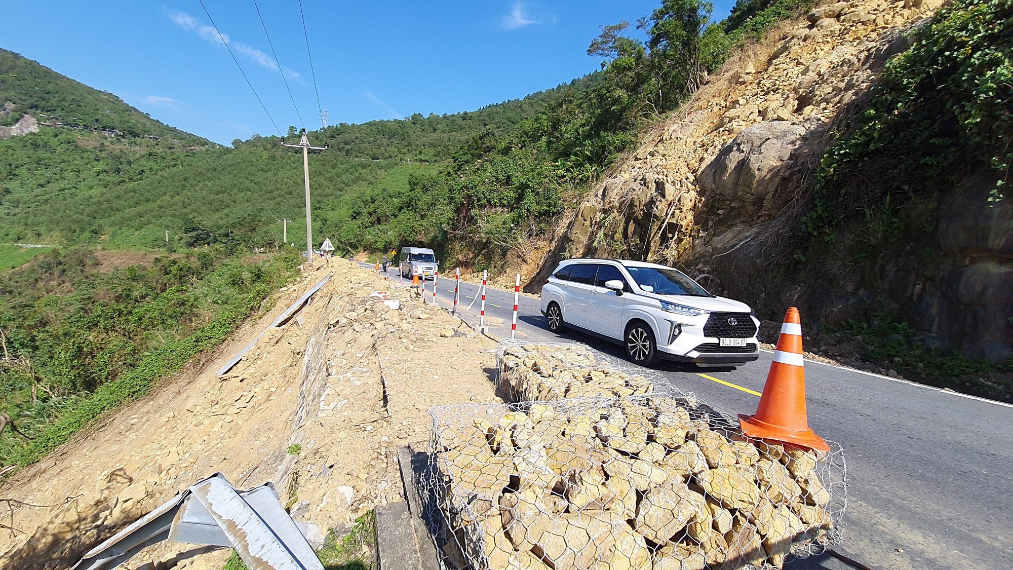 Chùm ảnh: Còn nhiều điểm sạt lở nguy hiểm, nguy cơ mất ATGT đường đèo Hải Vân - Ảnh 7.