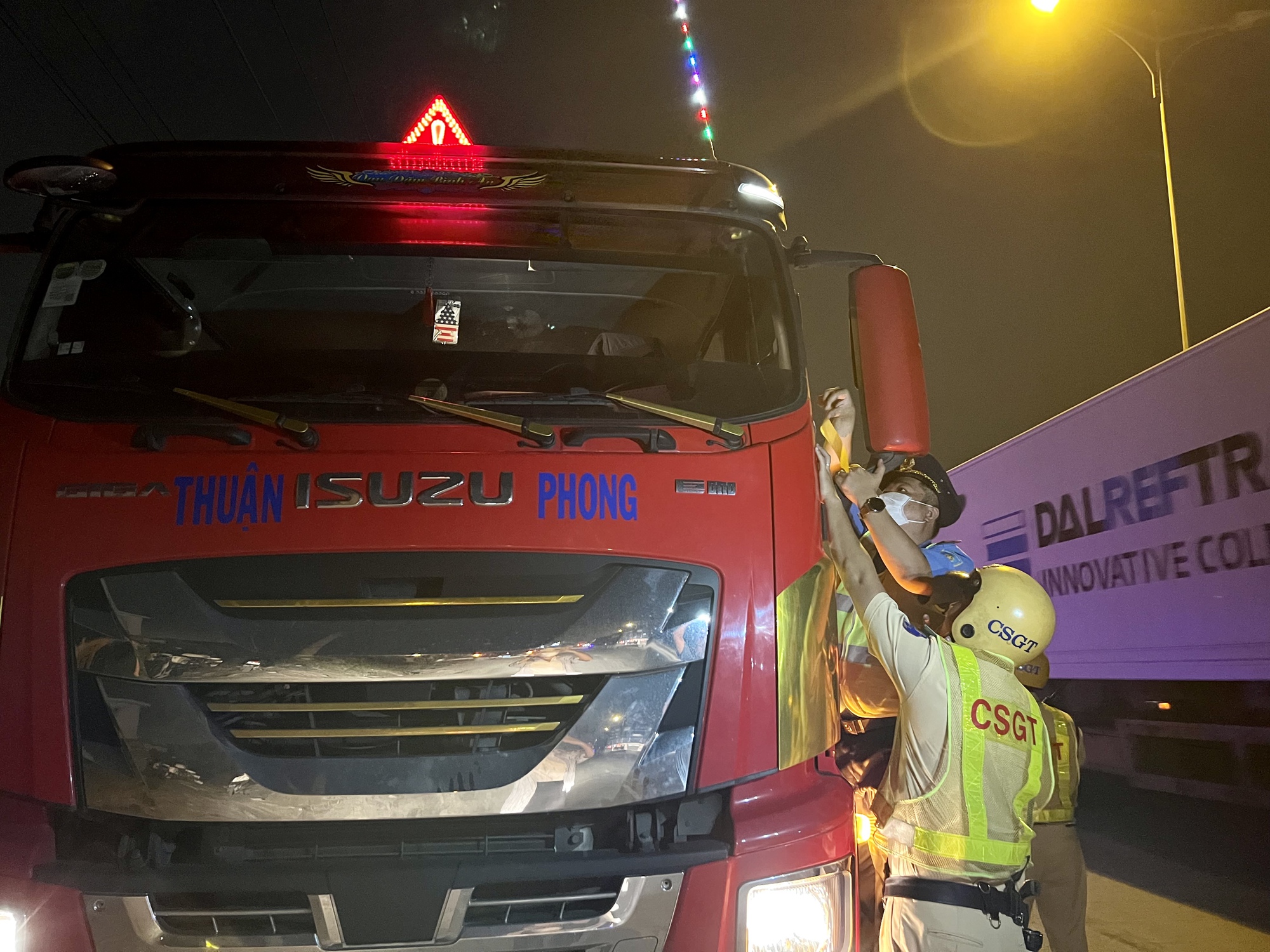 TP.HCM: Kiểm tra xe quá tải trước cảng, tài xế đóng cửa bỏ đi  - Ảnh 2.