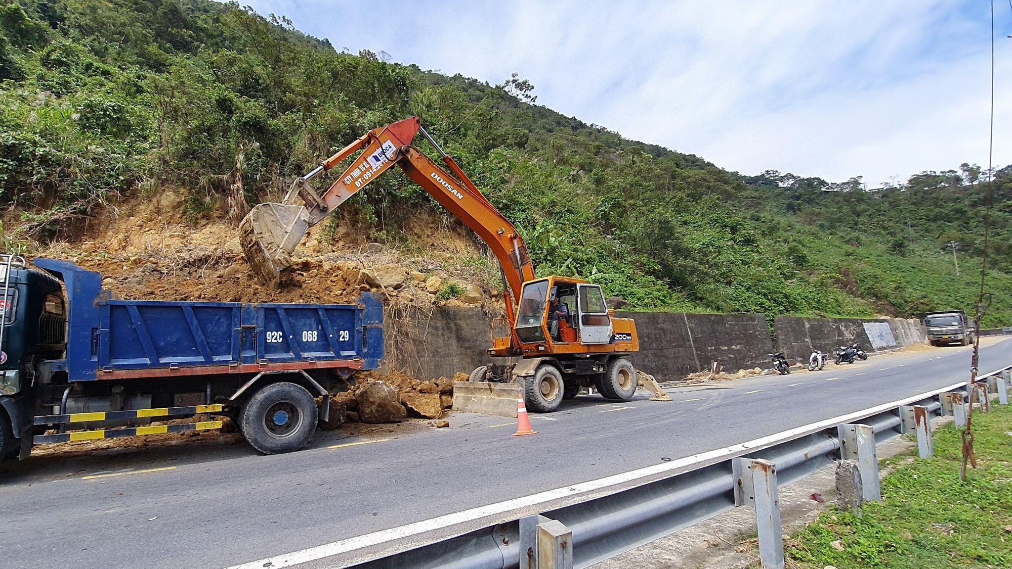 Chùm ảnh: Huy động tổng lực khắc phục hư hỏng tuyến đường đèo Hải Vân - Ảnh 3.