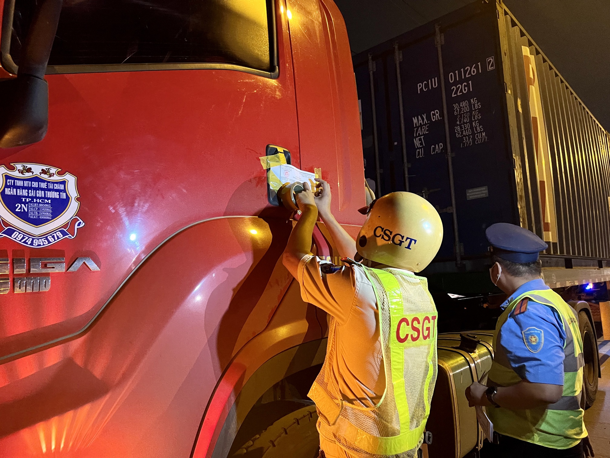 TP.HCM: Kiểm tra xe quá tải trước cảng, tài xế đóng cửa bỏ đi  - Ảnh 4.