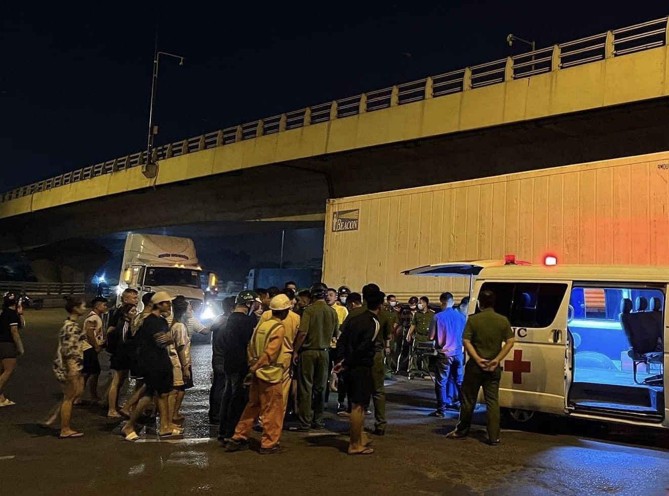 TP.HCM: Va chạm xe container trong đêm, 2 người đàn ông tử vong thương tâm - Ảnh 1.