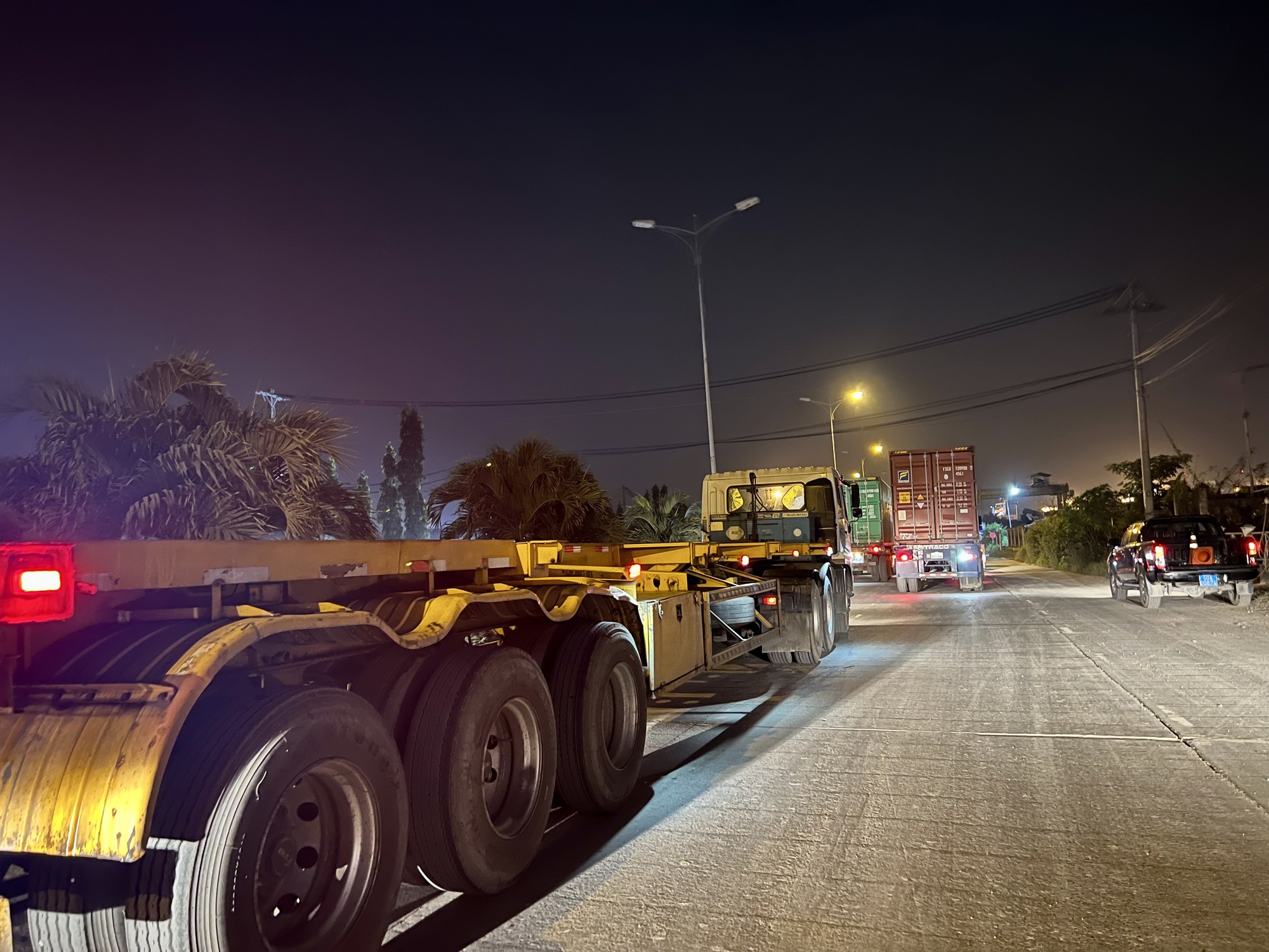 TP.HCM: Kiểm tra xe quá tải trước cảng, tài xế đóng cửa bỏ đi  - Ảnh 1.