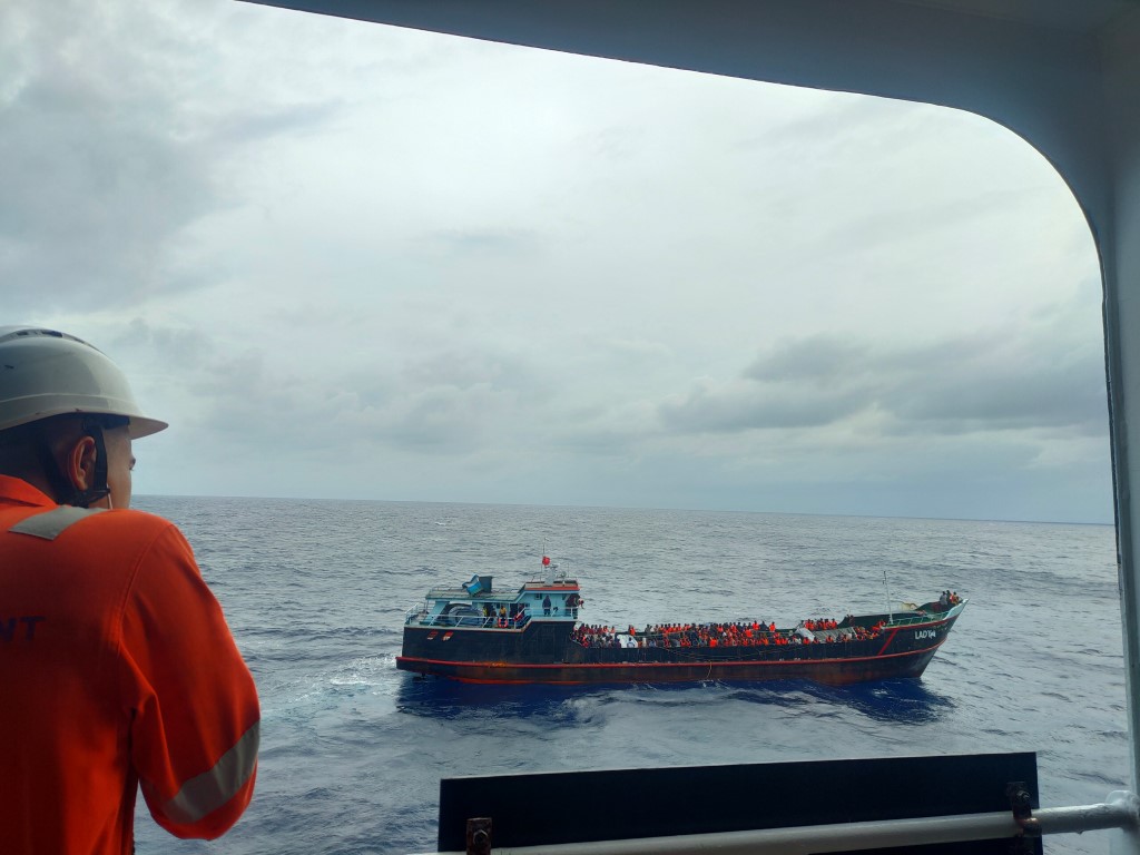 Cứu kịp thời hơn 300 công dân Sri Lanka đang hoảng loạn, trôi dạt trên vùng biển Vũng Tàu

 - Ảnh 2.