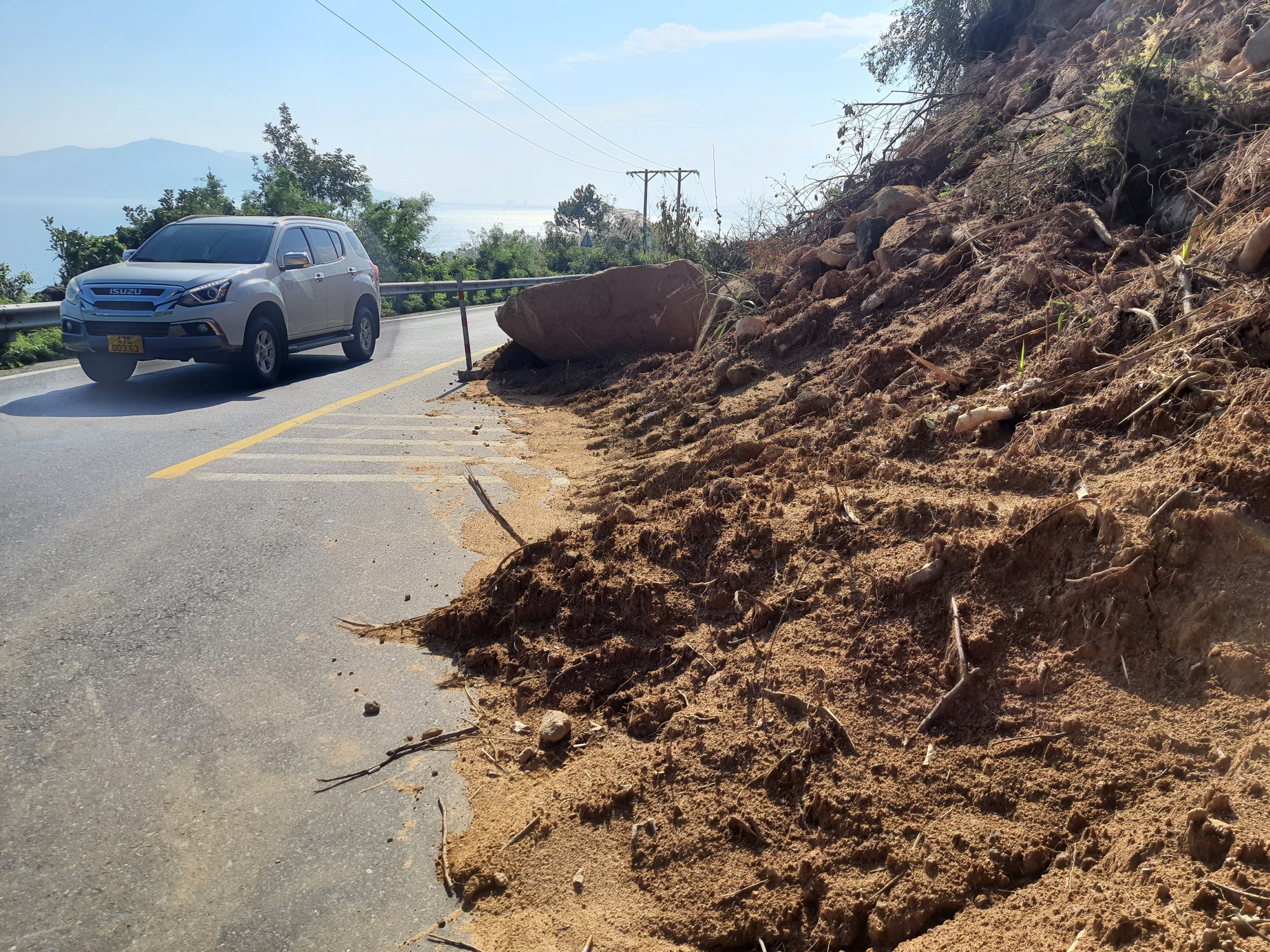 Chùm ảnh: Huy động tổng lực khắc phục hư hỏng tuyến đường đèo Hải Vân - Ảnh 9.