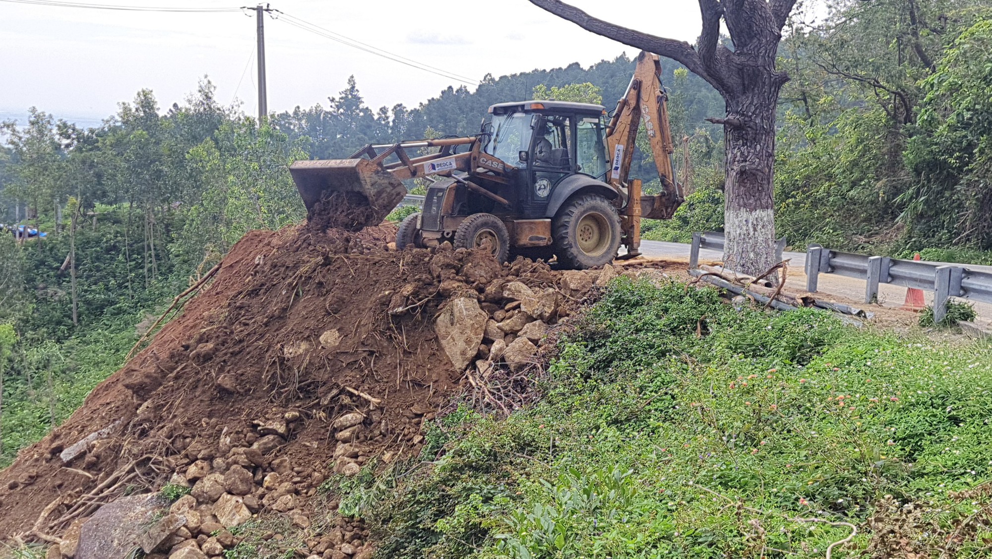 Chùm ảnh: Huy động tổng lực khắc phục hư hỏng tuyến đường đèo Hải Vân - Ảnh 7.