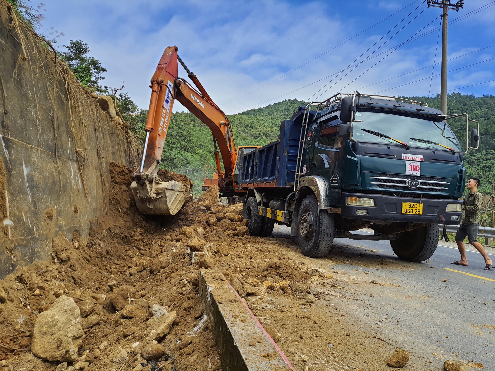 Chùm ảnh: Huy động tổng lực khắc phục hư hỏng tuyến đường đèo Hải Vân - Ảnh 5.