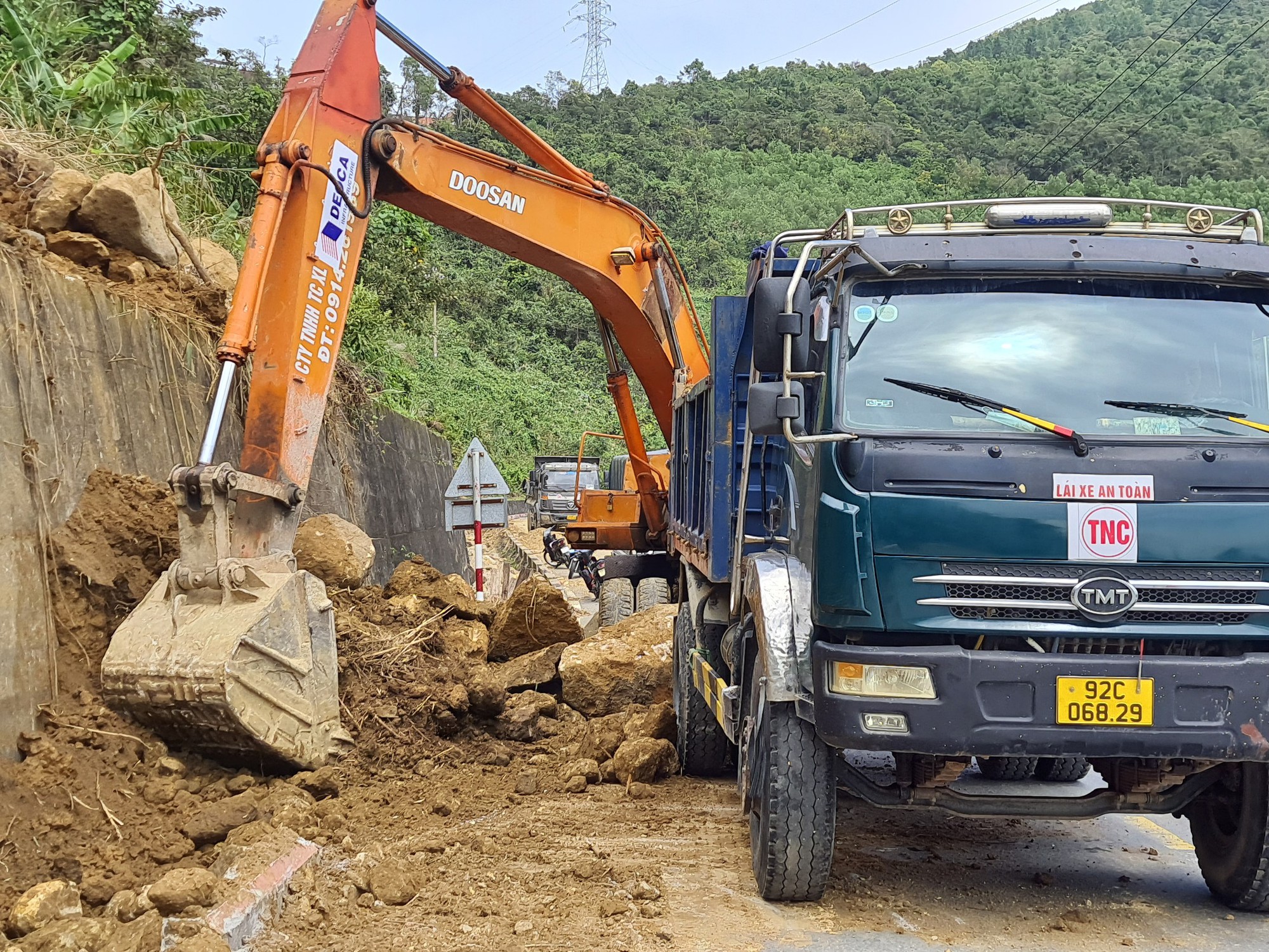 Chùm ảnh: Huy động tổng lực khắc phục hư hỏng tuyến đường đèo Hải Vân - Ảnh 1.