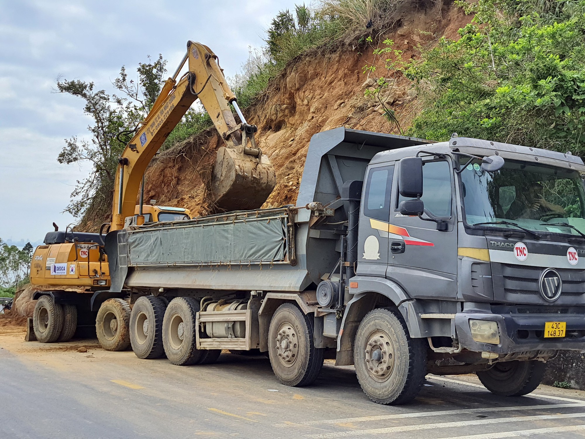 Chùm ảnh: Huy động tổng lực khắc phục hư hỏng tuyến đường đèo Hải Vân - Ảnh 6.